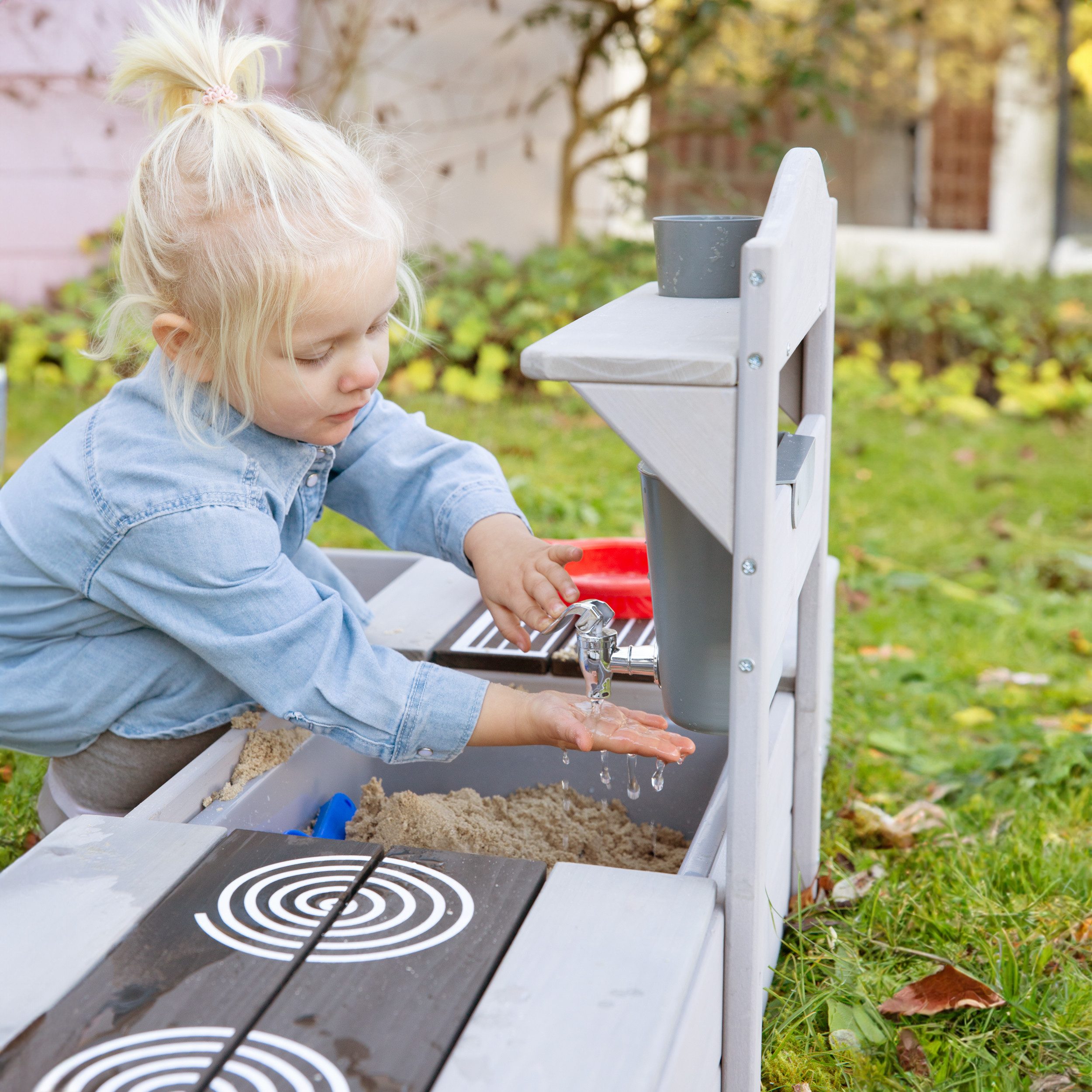 roba® Sandkasten aus Massivholz inkl. Matschküche & Abdeckplane, (Sandkiste mit Spielwanne, Wasserbehälter & bedruckten Herdplatten), Outdoor Kindersandkasten für Garten - Wetterfestes Holz Grau lasiert
