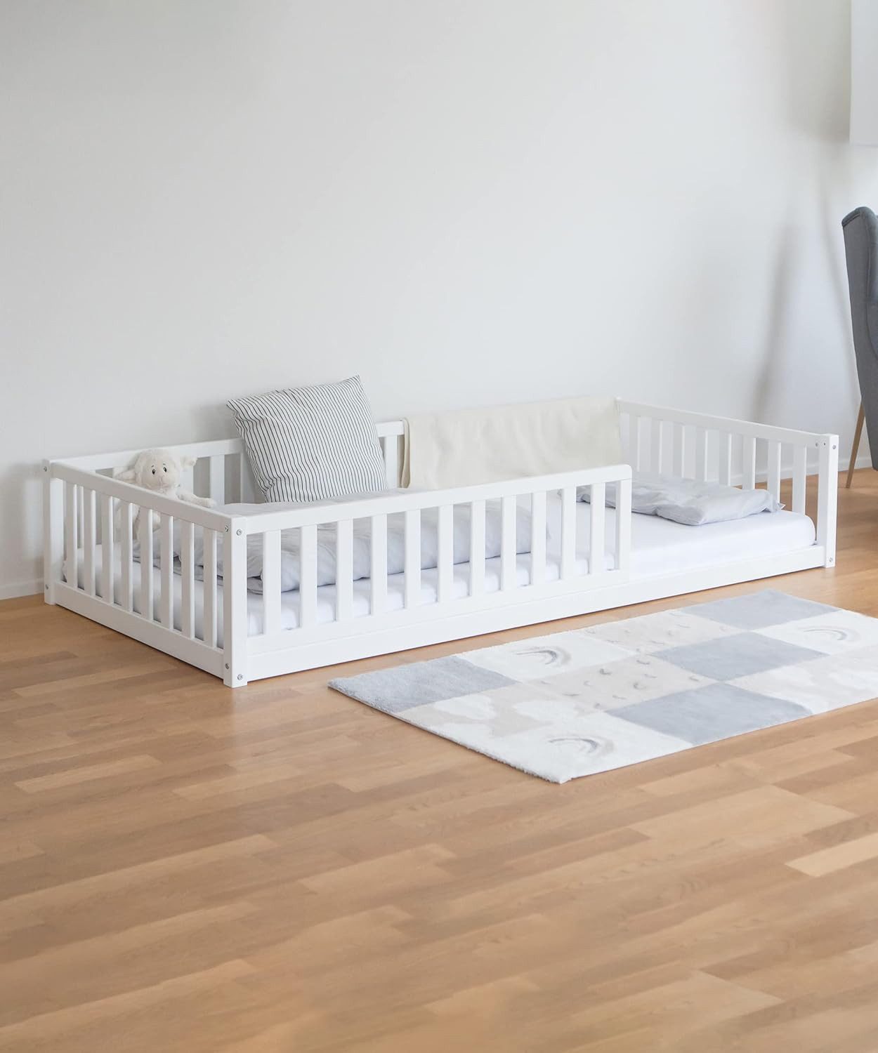Ehrenkind Kinderbett Bodenbett in Buche FSC® zertifizert mit Rausfallschutz (Montessori Bett, Jugendbett, Bodenbett 90x200 cm), in verschiedenen Ausführungen