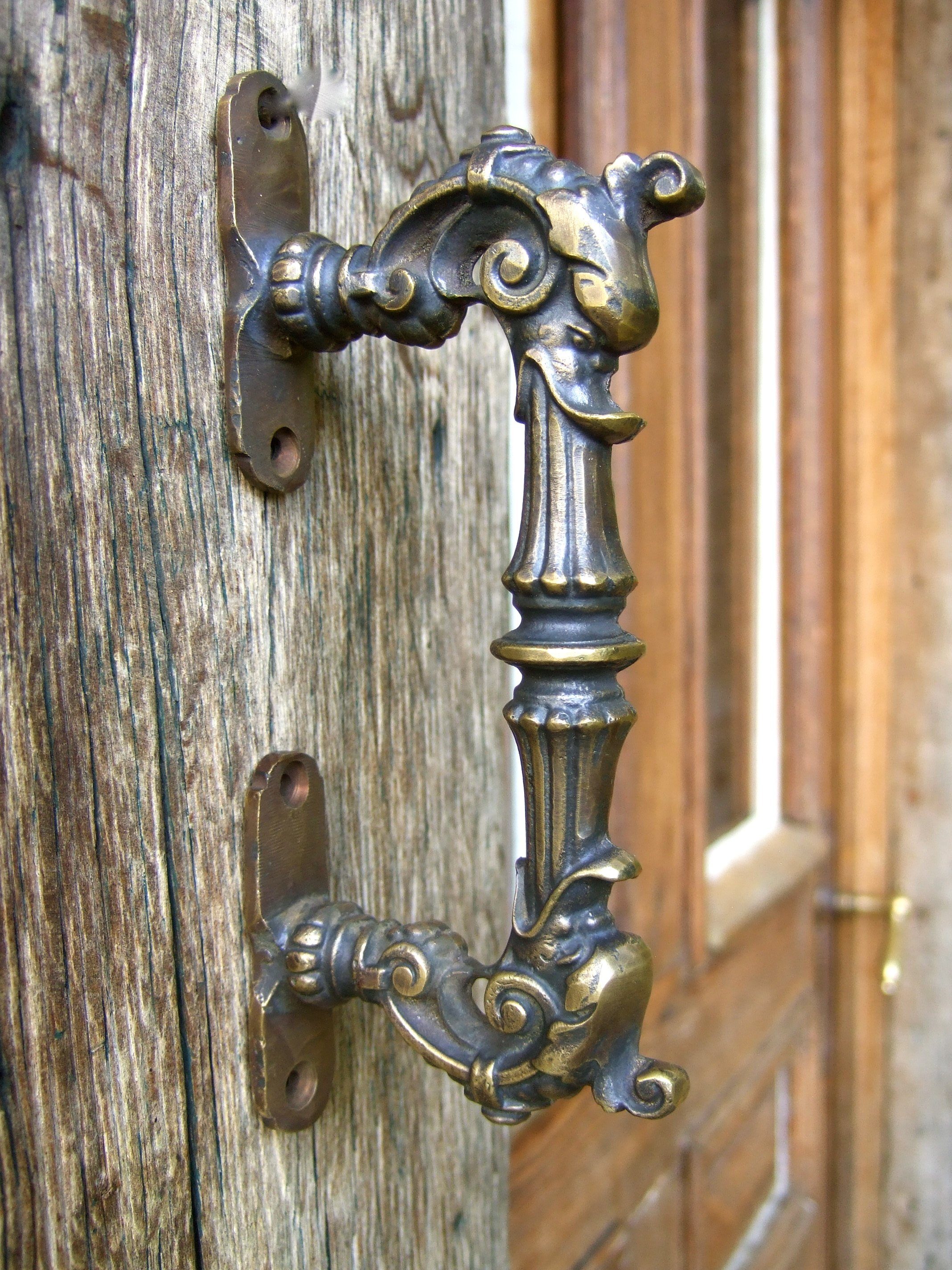 Antikas Türbeschlag Türgriff, ausdrucksstarker Stoßgriff, Griff im Gründerz günstig online kaufen