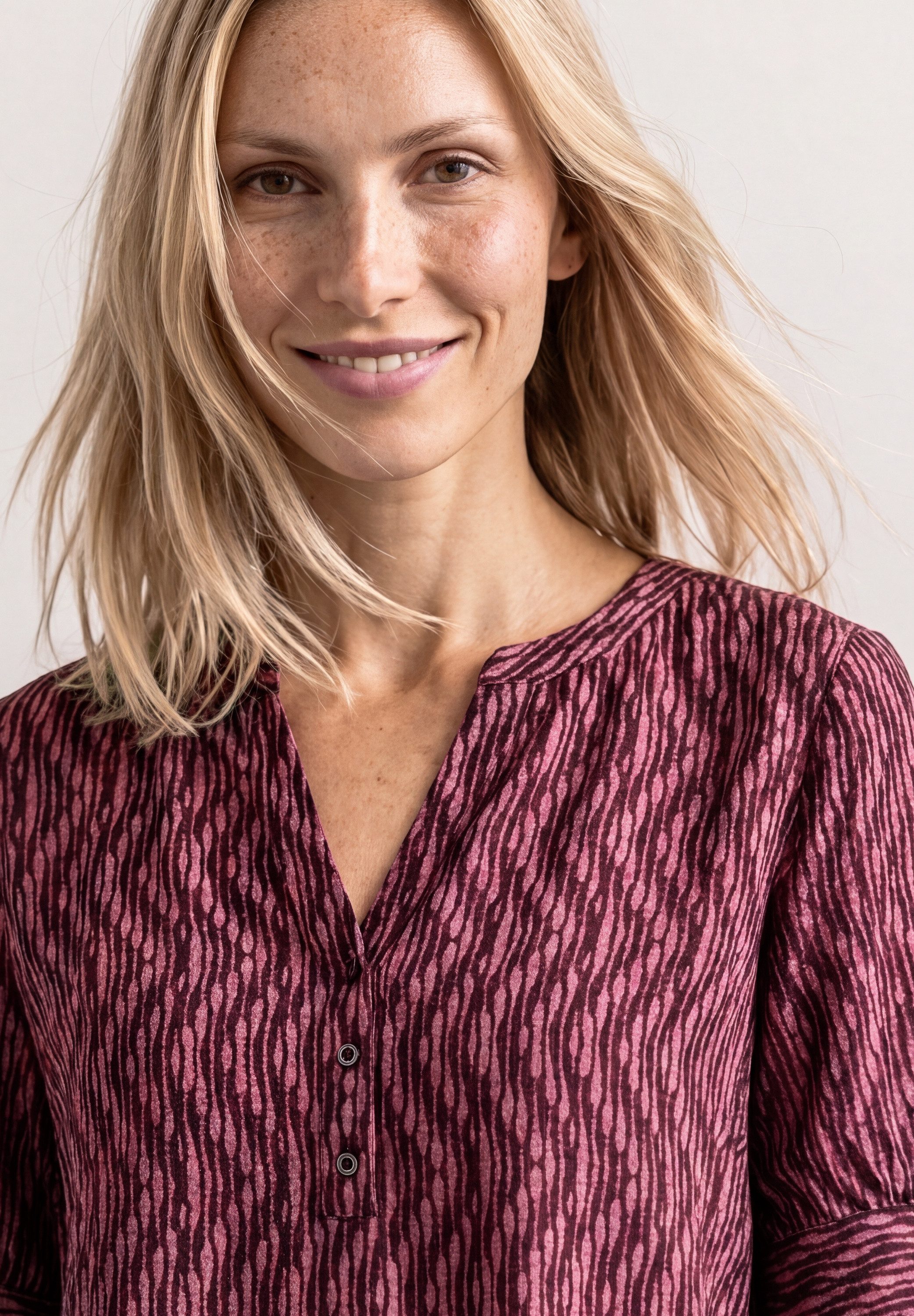 STREET ONE Kurzarmbluse Kurze Sommerbluse mit Allover-Print und Splitneck