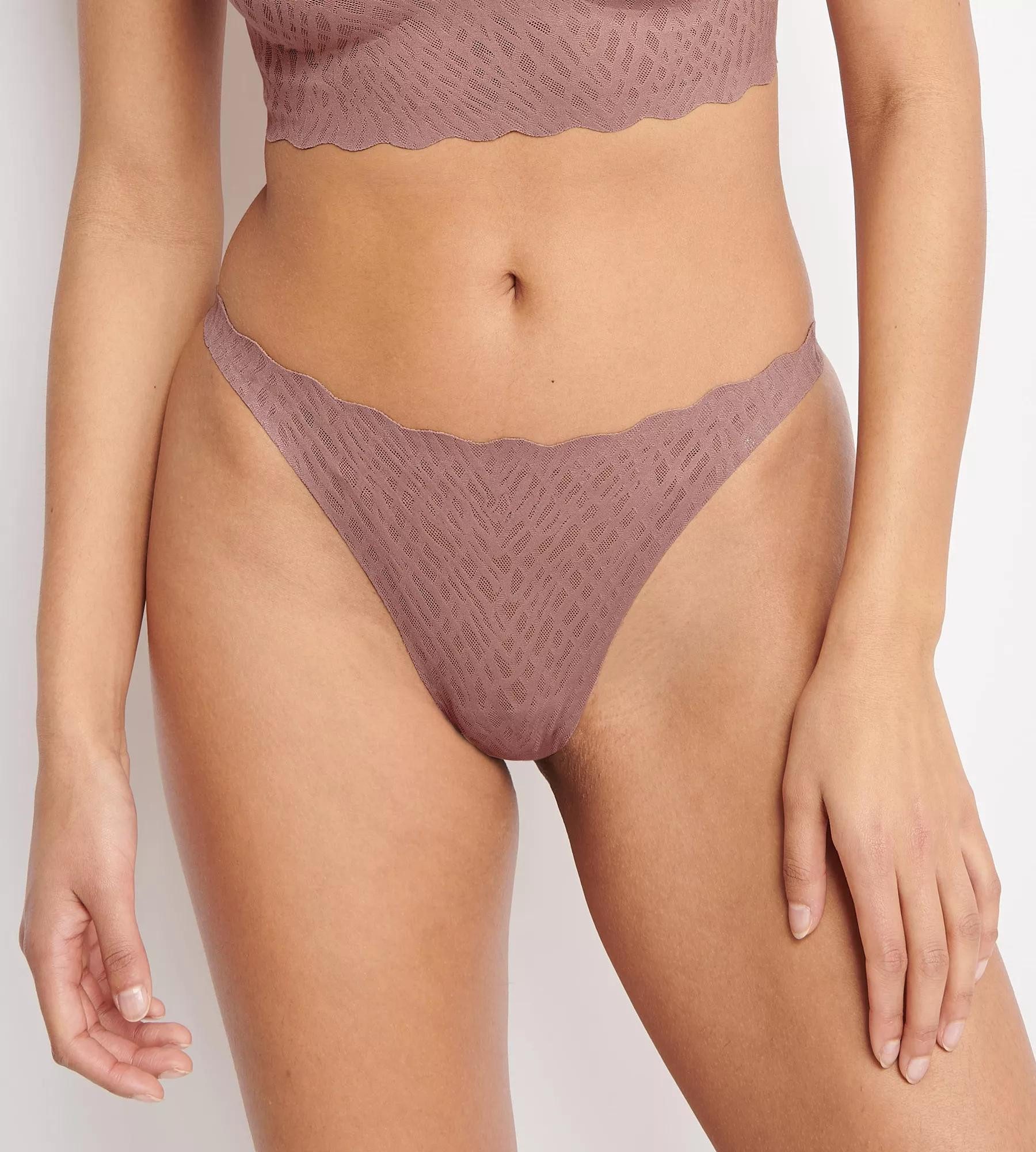 sloggi String ZERO Feel Bliss Stretch-Spitze, Grafikdesign, gewellter Bund, glatte Optik