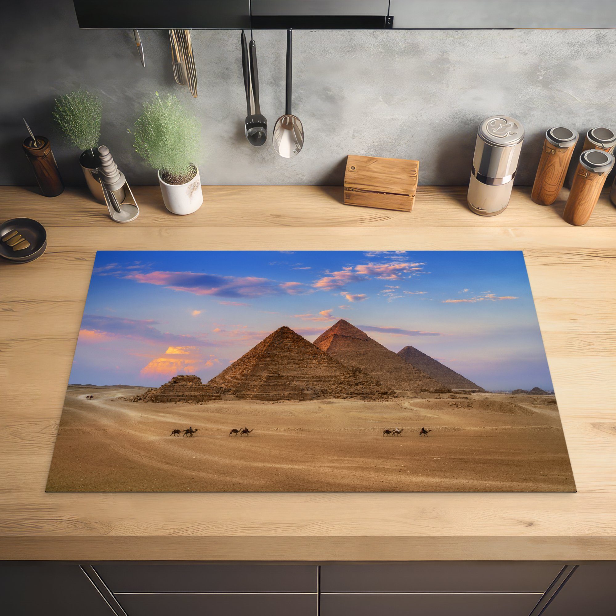 Ägypten, Menschen cm, (1 Vinyl, 81x52 von Ceranfeldabdeckung auf Induktionskochfeld den die Pyramiden Herdblende-/Abdeckplatte Kamelen Schutz MuchoWow in bei Gizeh küche, tlg), für