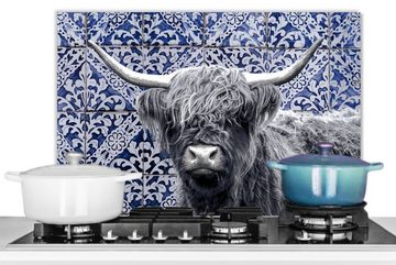 MuchoWow Küchenrückwand Scottish Highlander - Delfter Blau - Schwarz - Weiß, (1-tlg), 60x40 cm, Herdblende aus Wandschutz, Temperaturbeständig küchen