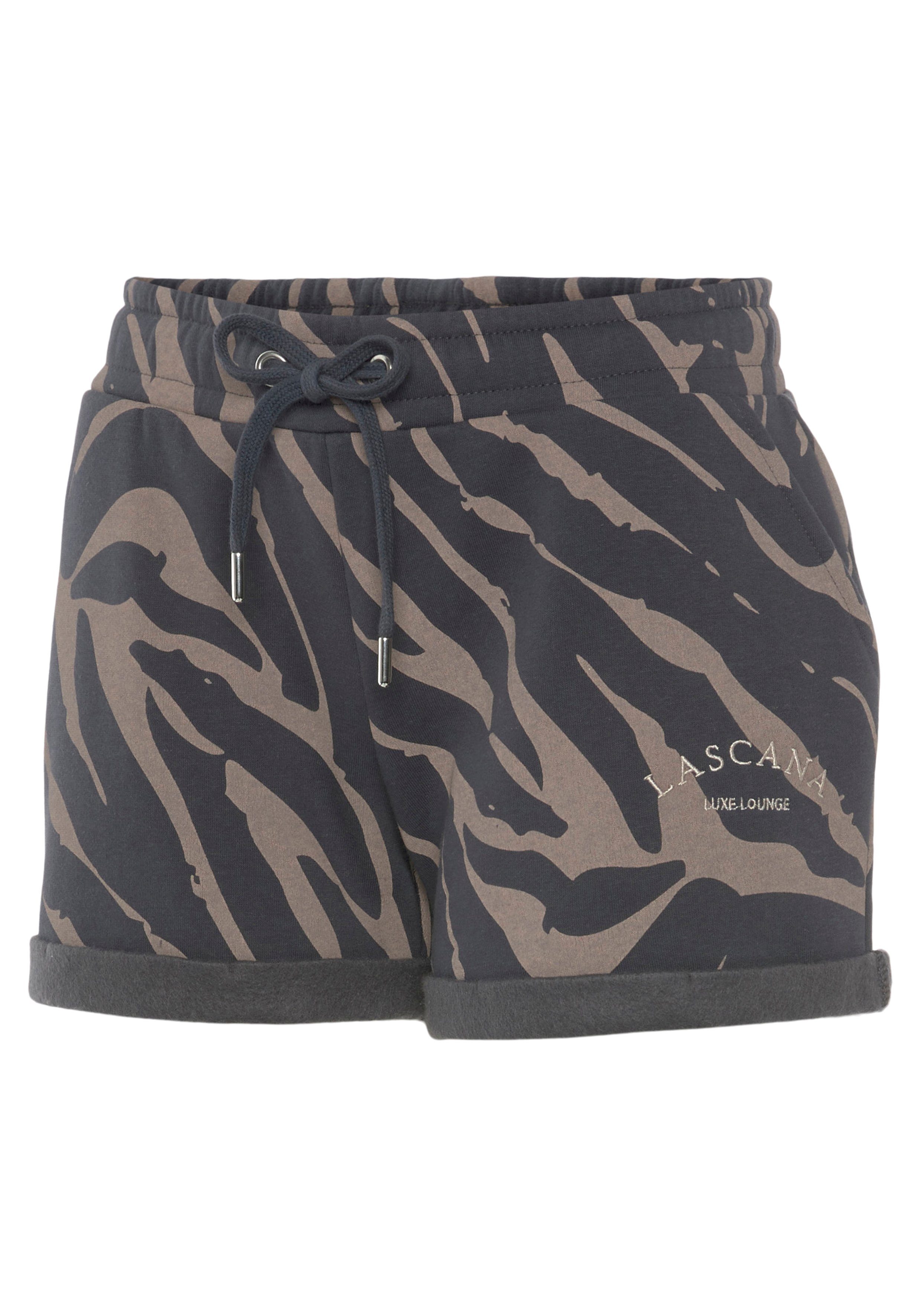 LASCANA Relaxshorts mit seitlichen Taschen und Logostickerei, Loungewear