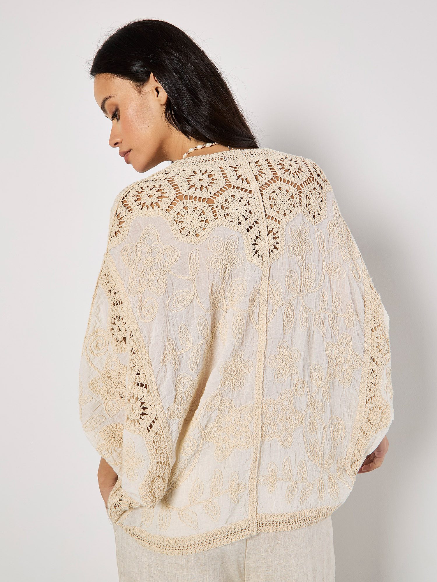 Apricot Cardigan Gesticktes Hemd mit Ösen mit Ösenverschluss