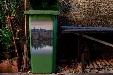 MuchoWow Wandsticker Der Kleine Turm am Binnenhof in Den Haag (1 St), Mülleimer-aufkleber, Mülltonne, Sticker, Container, Abfalbehälter