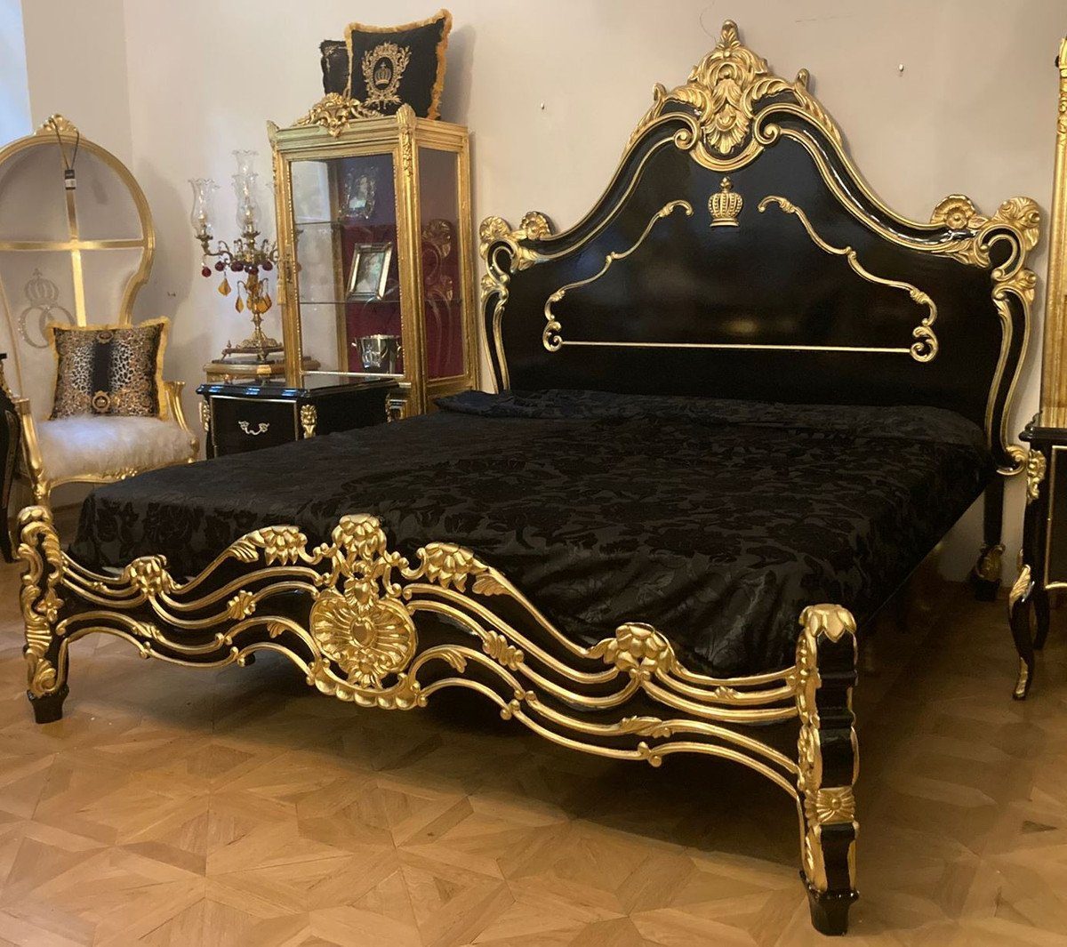Casa Padrino Bett Pompöös by Casa Padrino Luxus Barock Doppelbett mit Matratze Schwarz / Gold - Pompööses Barock Bett designed by Harald Glööckler - Schlafzimmer Möbel im Barockstil - Barock Möbel - Edel & Prunkvoll