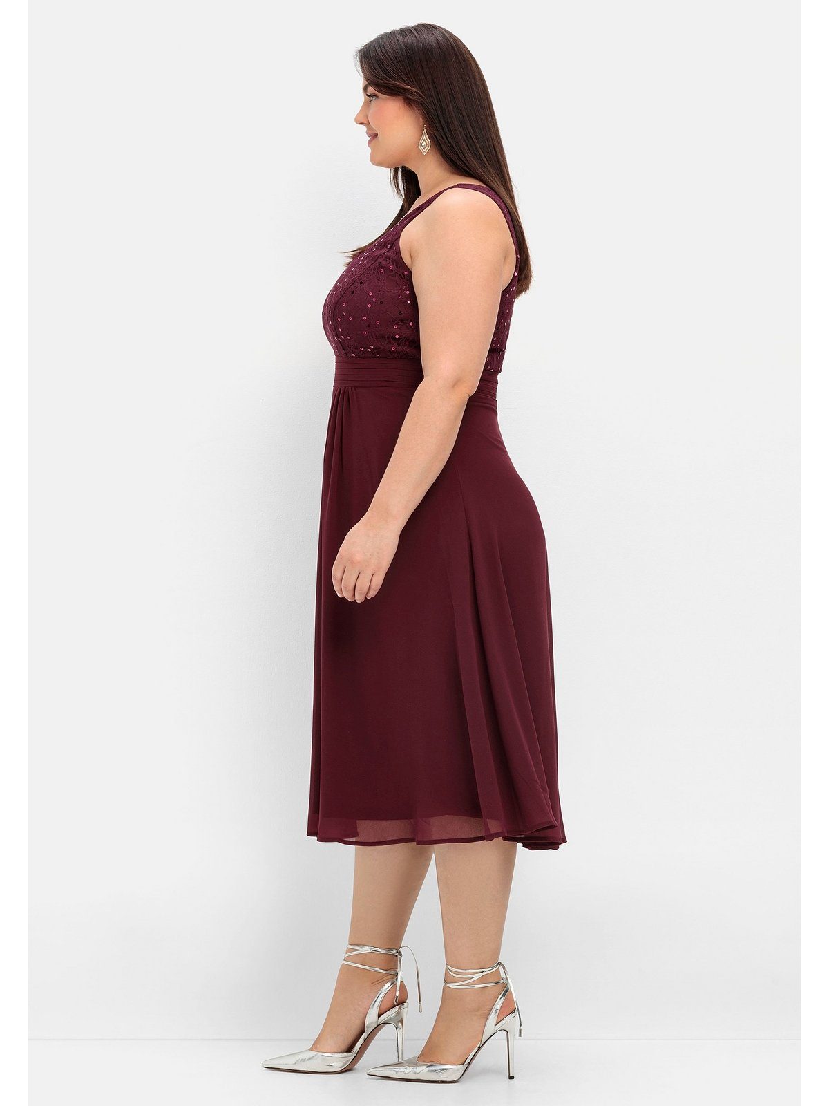 Sheego Pailletten Spitze und Größen aubergine Cocktailkleid mit Große