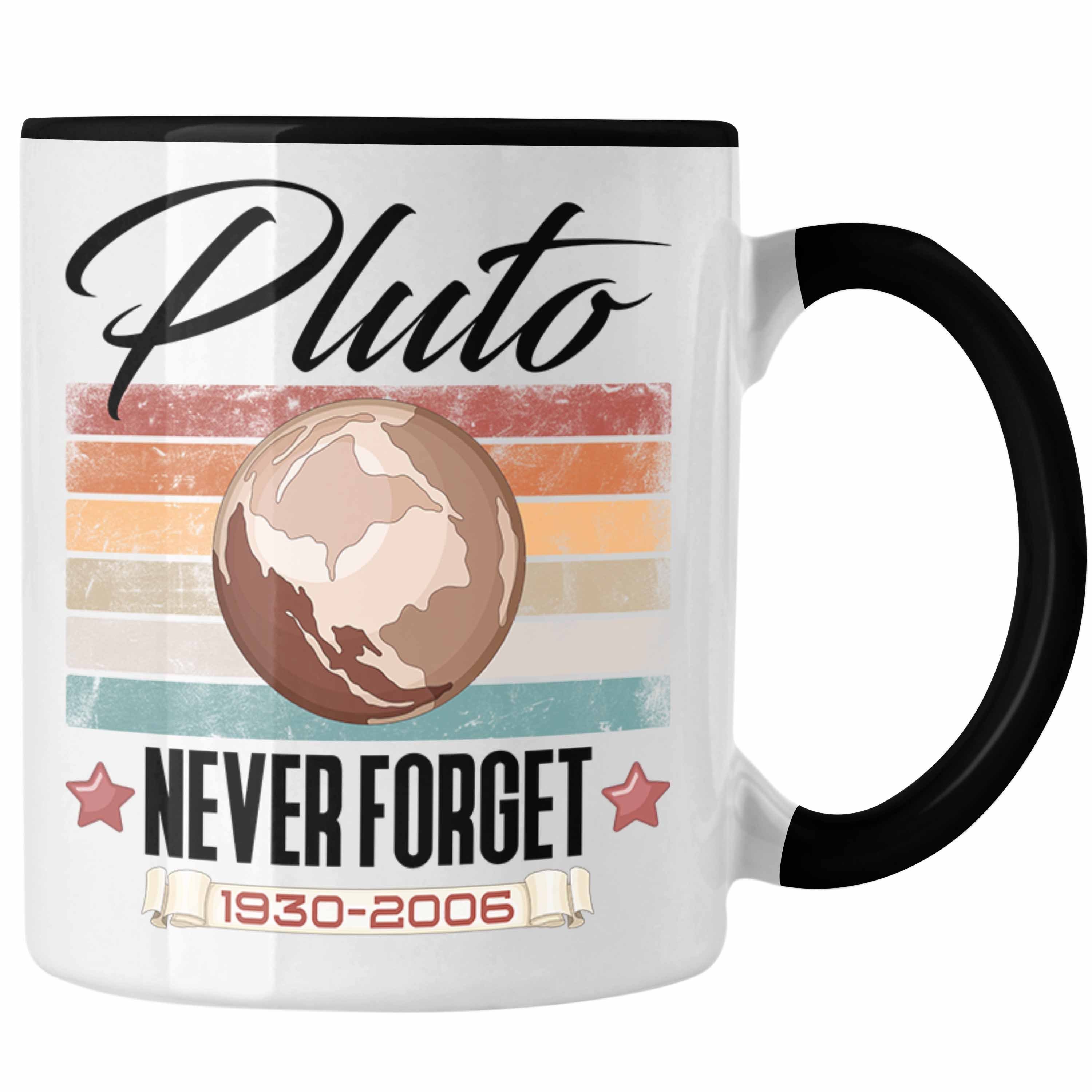 Trendation Tasse Tasse "Pluto Never Forget" Lustiges Geschenk für Astronomie-Fans Schwarz