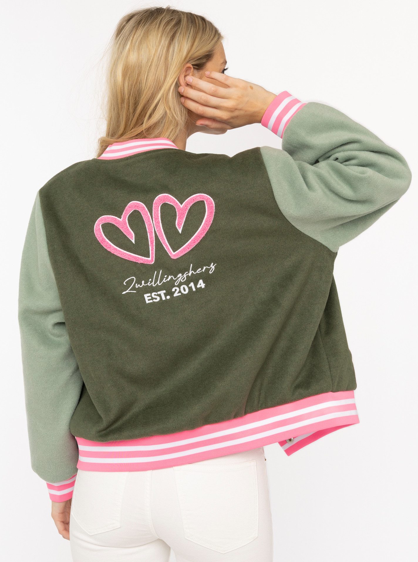 Zwillingsherz Bomberjacke „College Uni“ abgesetzte Ärmel, gestreifte Bündchen, Eingriffstaschen, Aufnäher – Bild 3 von 5