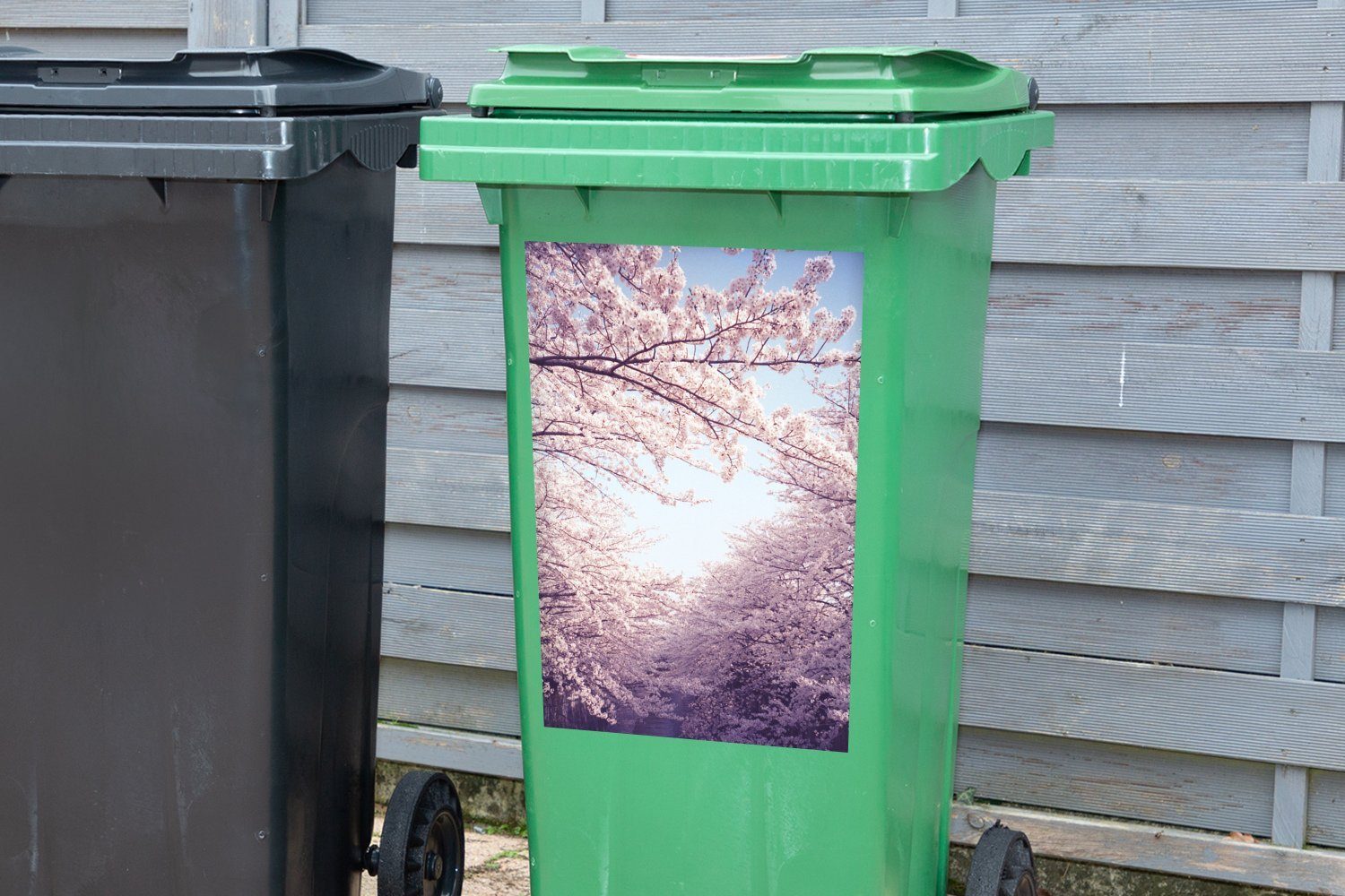 Himmel Abfalbehälter Bild MuchoWow Wandsticker Sticker, (1 der vielen St), Mülltonne, Sakura-Bäume hellblauem mit Container, Mülleimer-aufkleber,