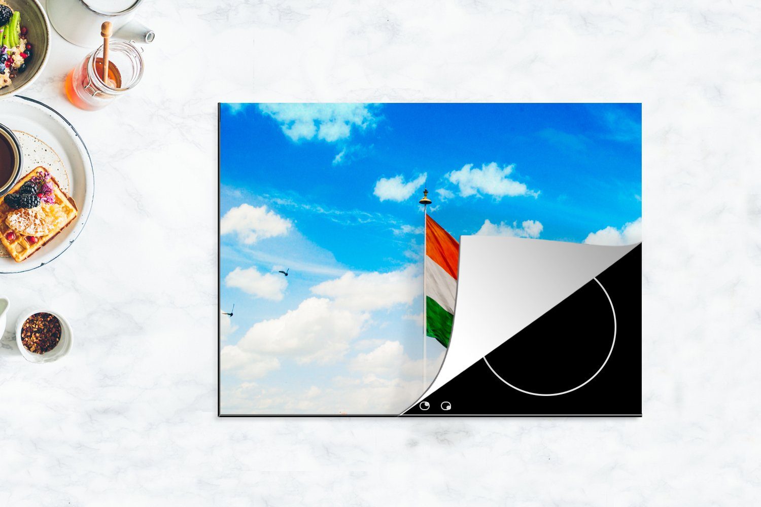 MuchoWow Herdblende-/Abdeckplatte Indische vor 70x52 cm, Mobile Himmel, Flagge Ceranfeldabdeckung tlg), Arbeitsfläche (1 nutzbar, Vinyl, blauem
