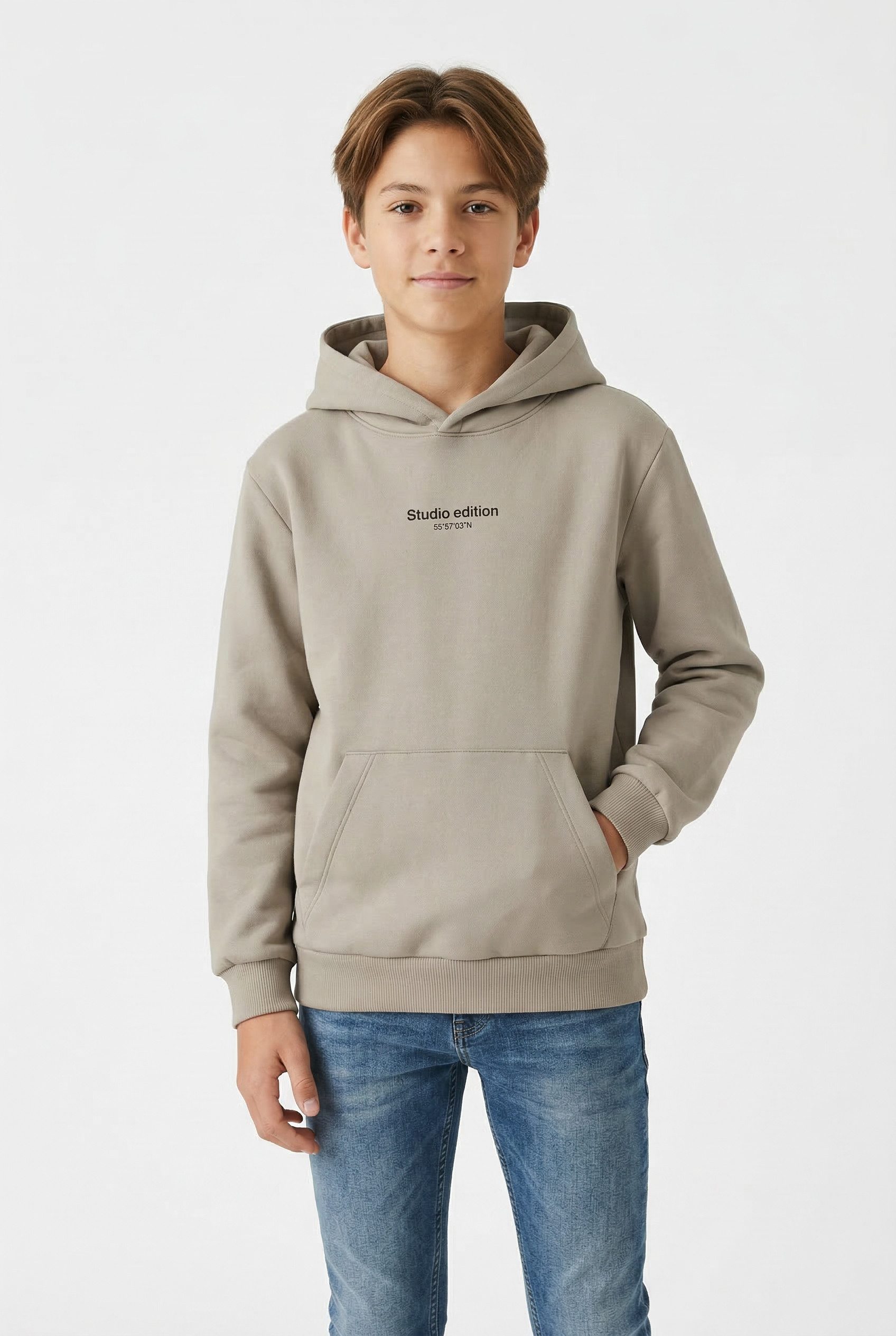 Name It Kapuzensweatshirt NKMBRODY LS NREG SWEAT WH BRU NOOS mit kleinem Logoprint