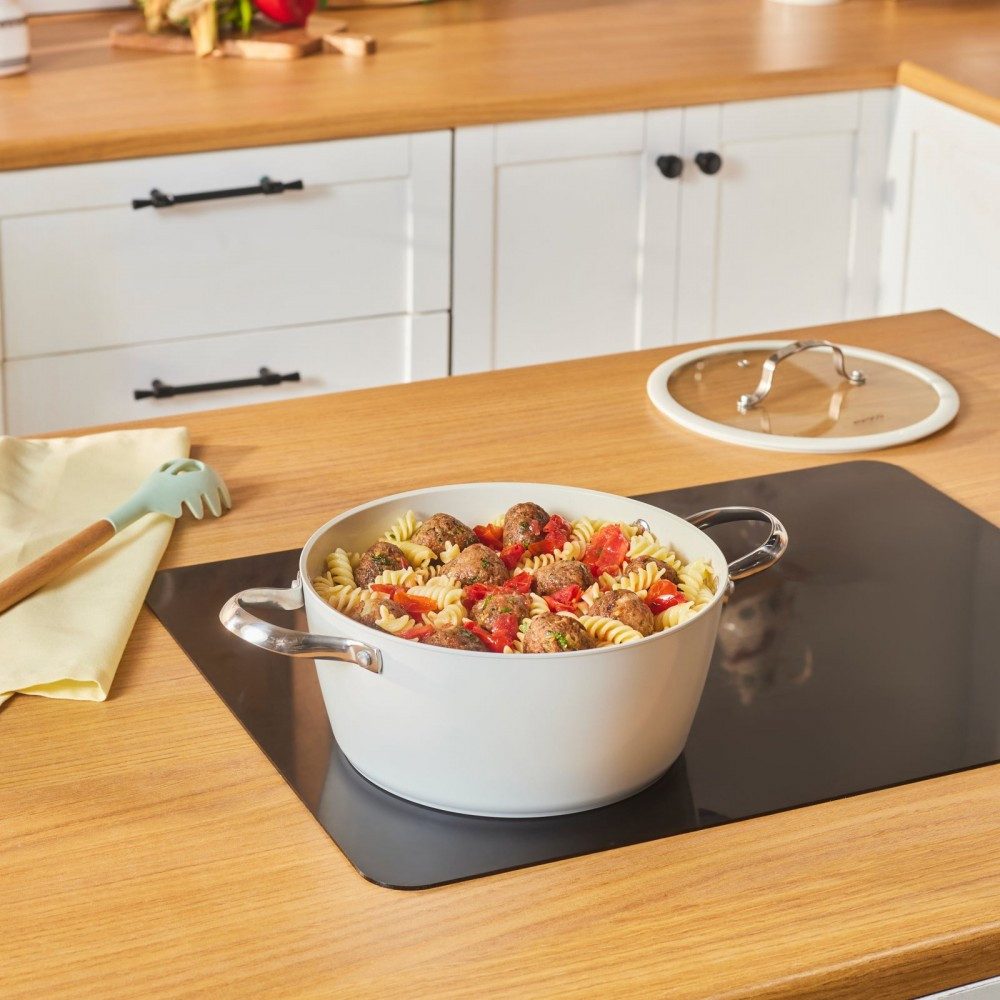 Karaca Suppentopf Karaca Swiss Crystal Almond Cream Kasserolle mit Edelstahlgriff 24 cm