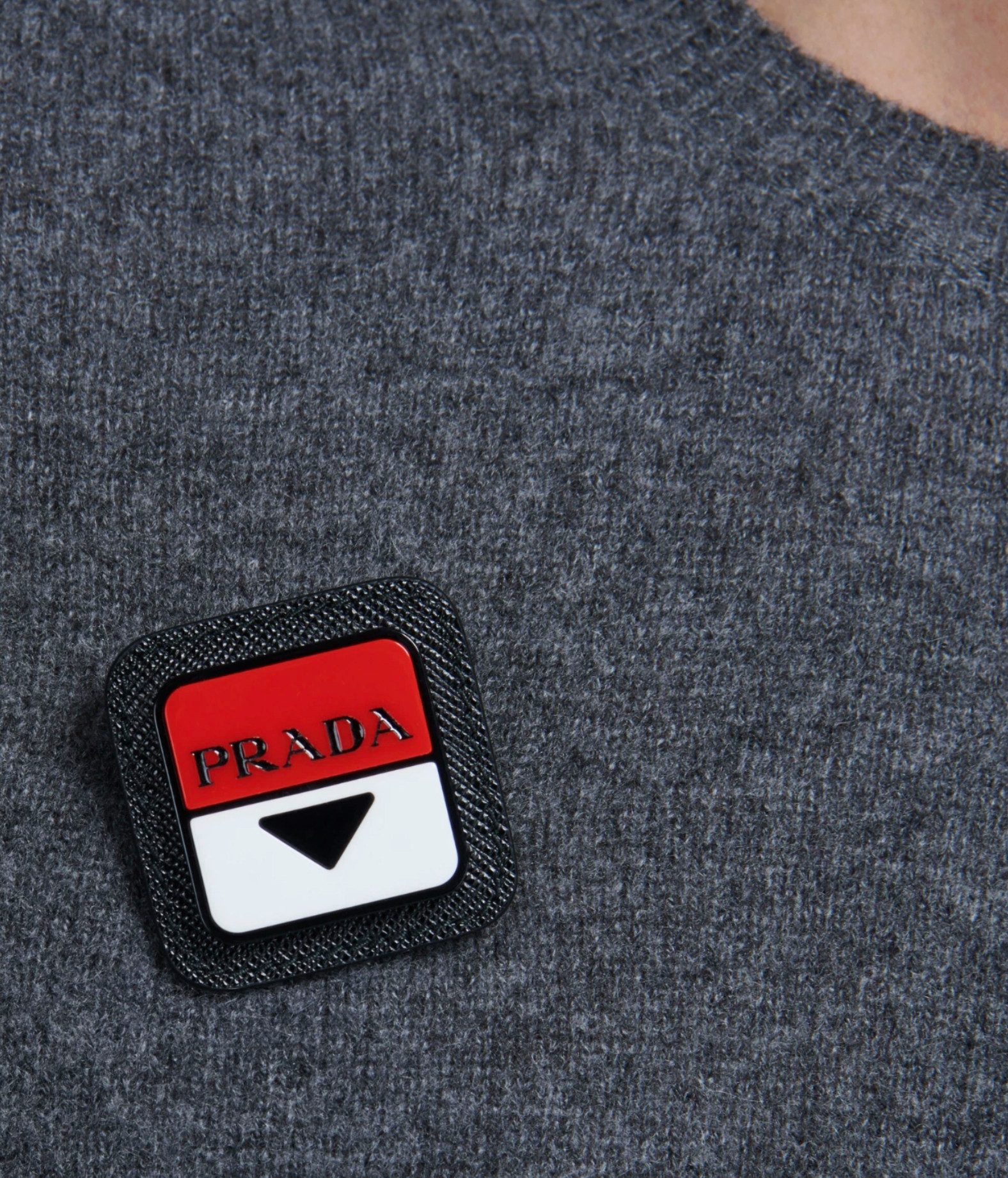 PRADA Anstecknadel Logo Brosche Pin Patch Neu, Lieferung mit Box mit Echtheitskarte und Etikett