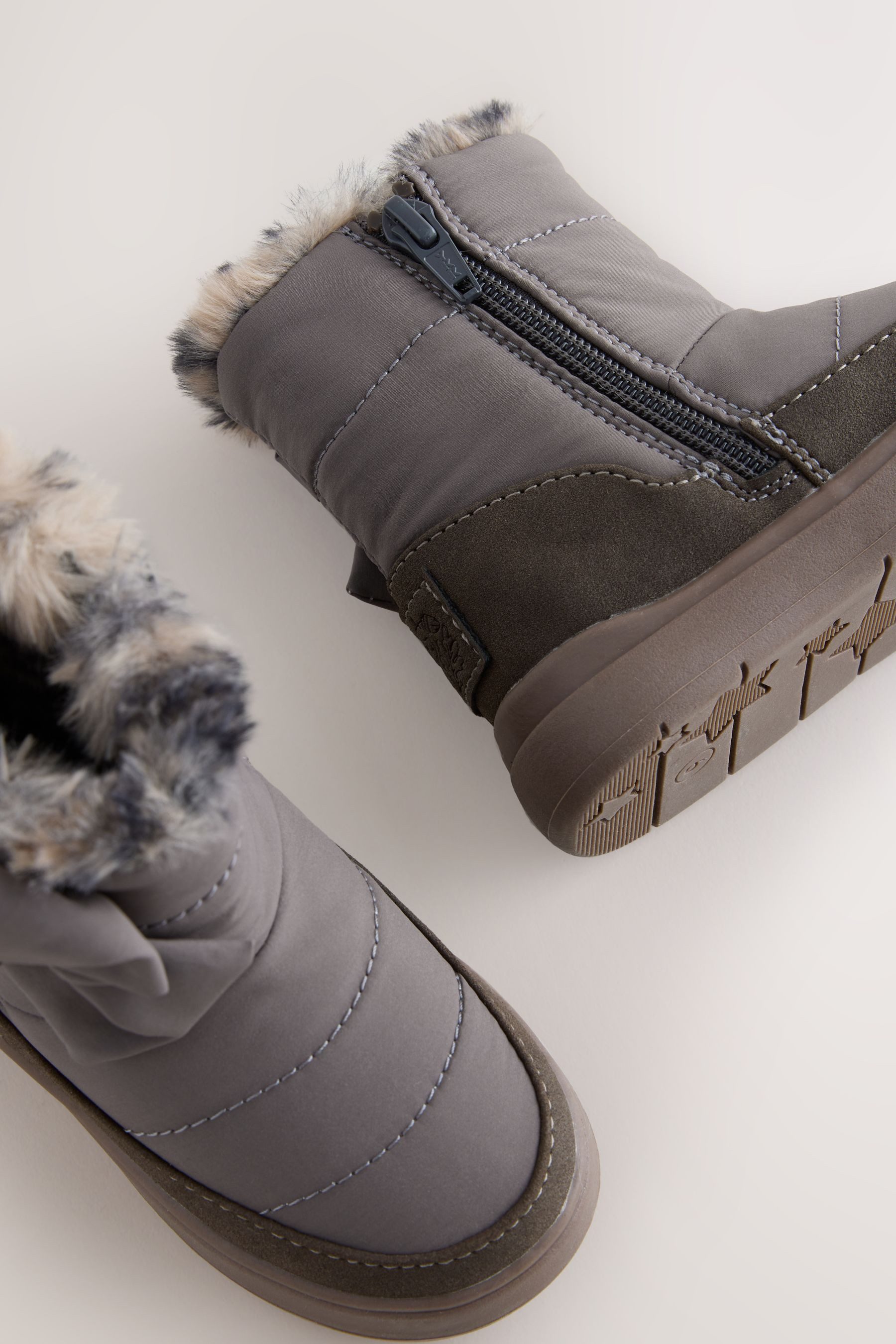 Next Wasserabweisende, gesteppte Stiefel mit Schleife günstig online kaufen