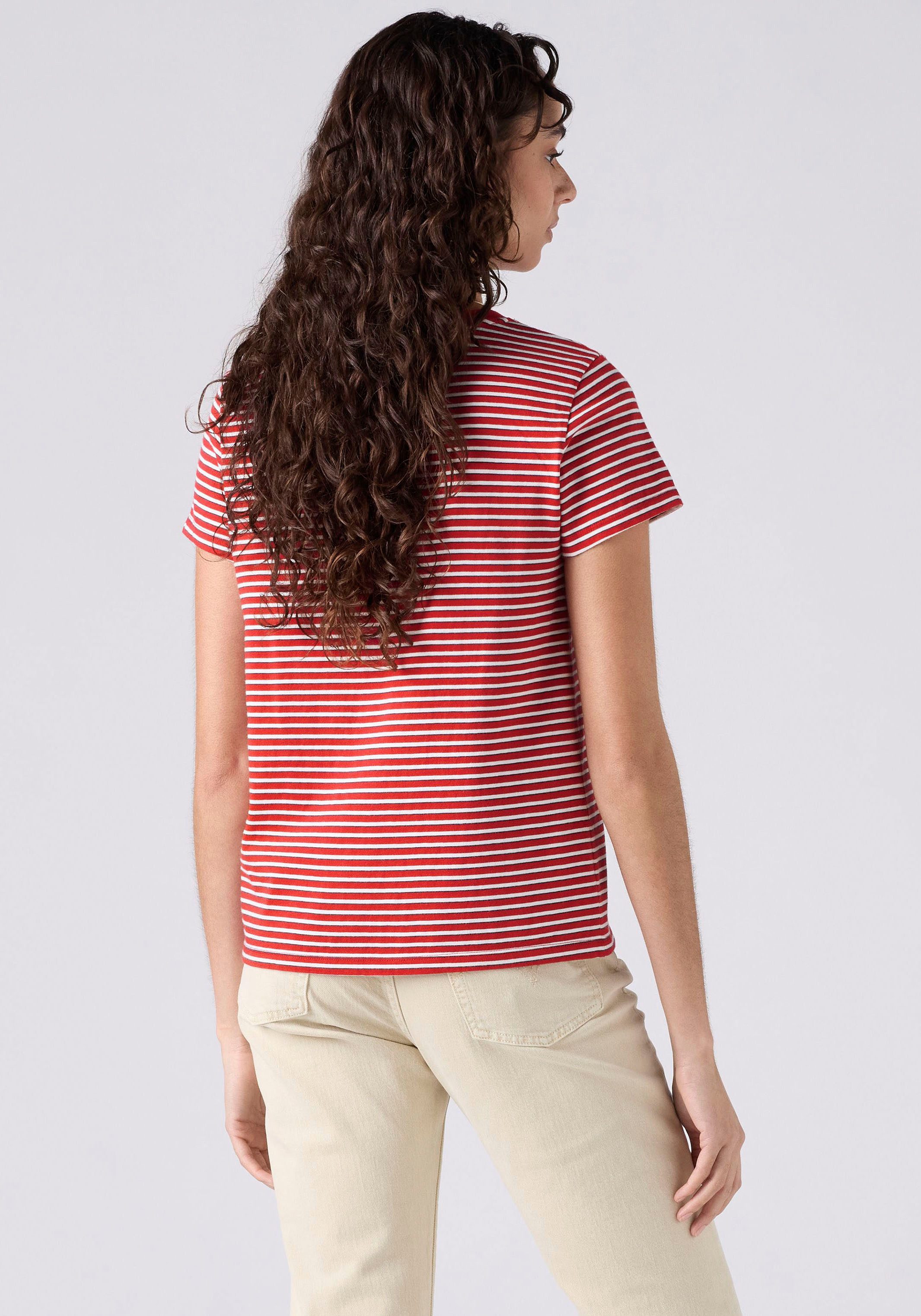 Levi's® V-Shirt PERFECT VNECK mit Mini-Batwing-Logostickerei
