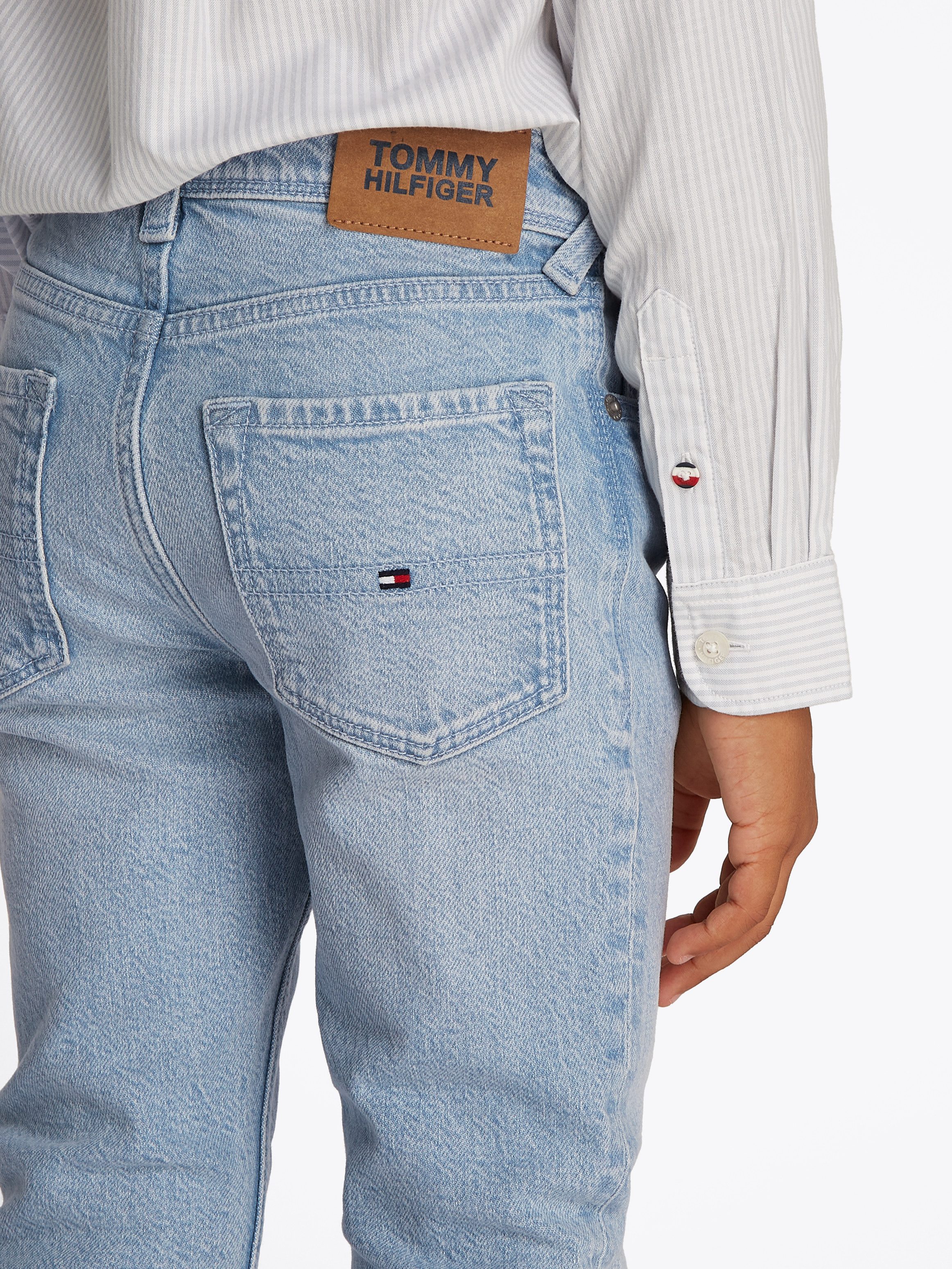 Tommy Hilfiger Slim-fit-Jeans SCANTON Y SLIM FIT BLEACH JEANS in hellblauer Waschung, mit Logo-Badge