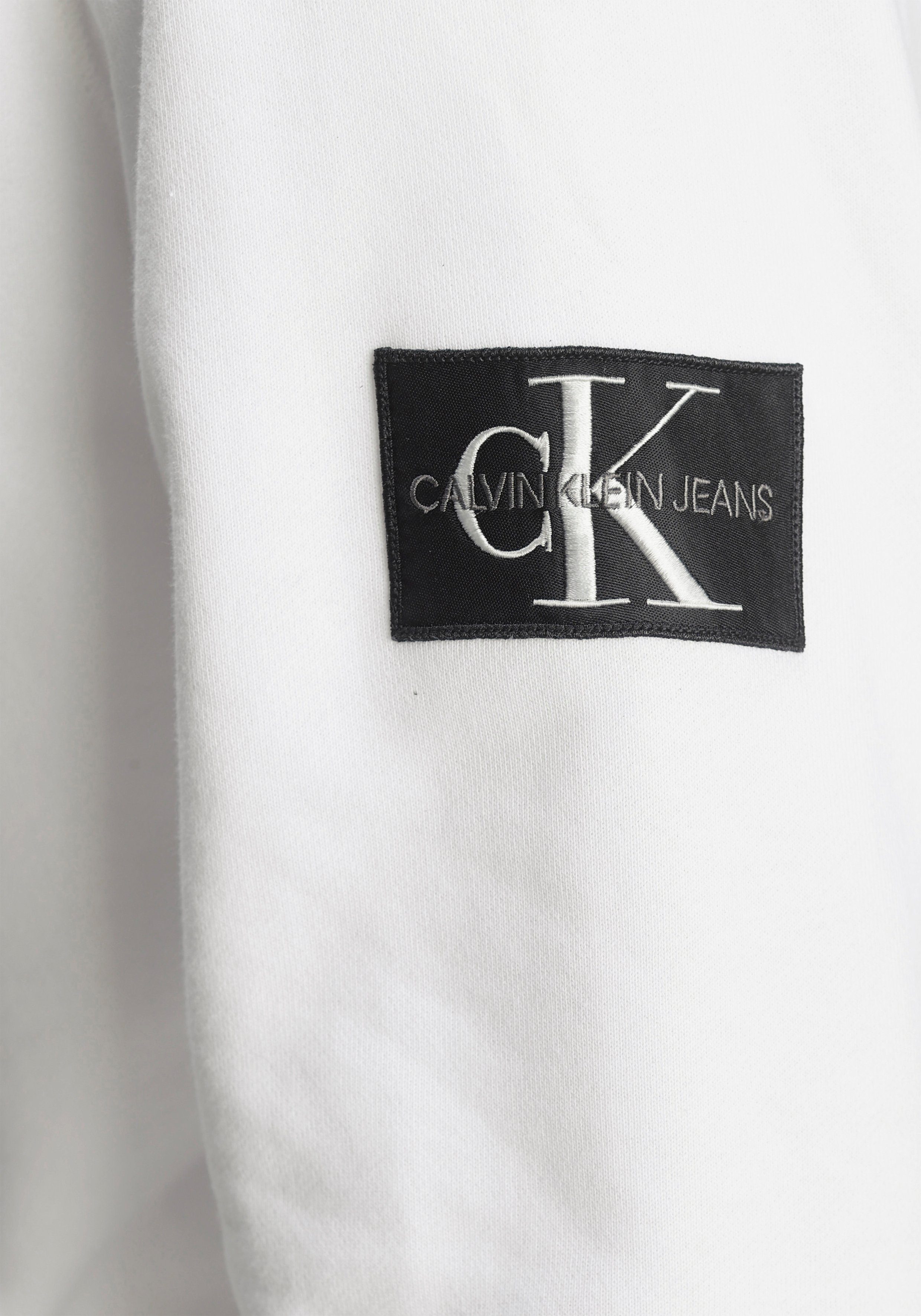 hochwertigem HOODIE Ärmel auf MONOGRAM YAF White dem mit Calvin Klein Bright Kapuzensweatshirt BADGE Markenbadge Jeans SLEEVE