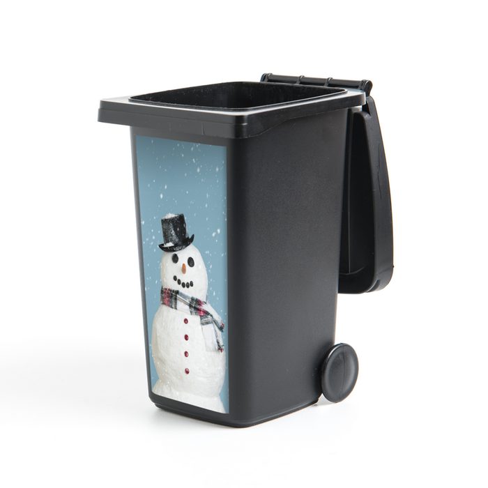 MuchoWow Wandsticker Ein glücklicher Schneemann zu Weihnachten mit einem hellblauen (1 St) Mülleimer-aufkleber Mülltonne Sticker Container Abfalbehälter