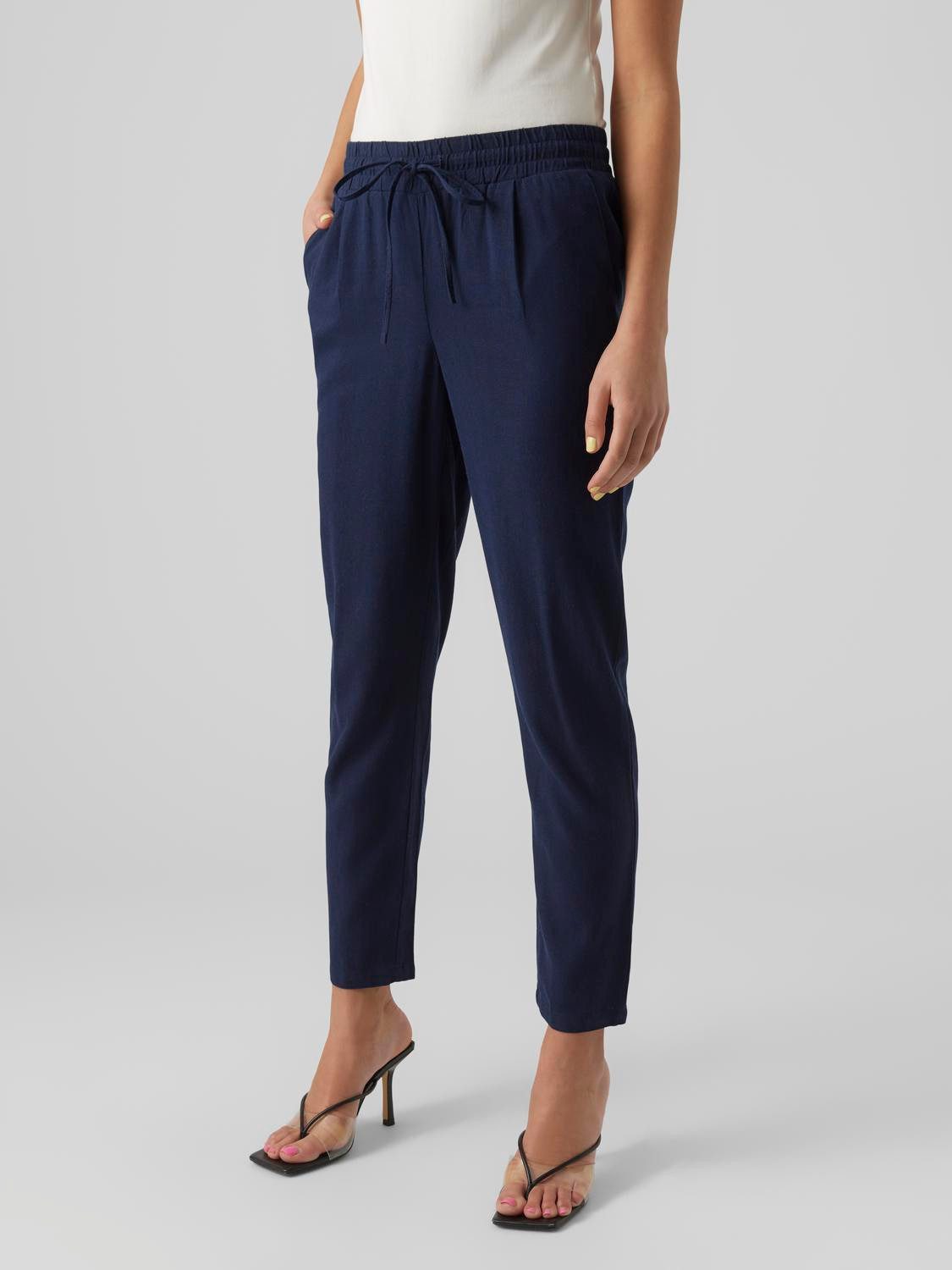 Vero Moda Schlupfhose VMJESMILO MW ANKLE PANTS WVN NOOS mit Leinen, elastisches Bündchen und Kordelzug