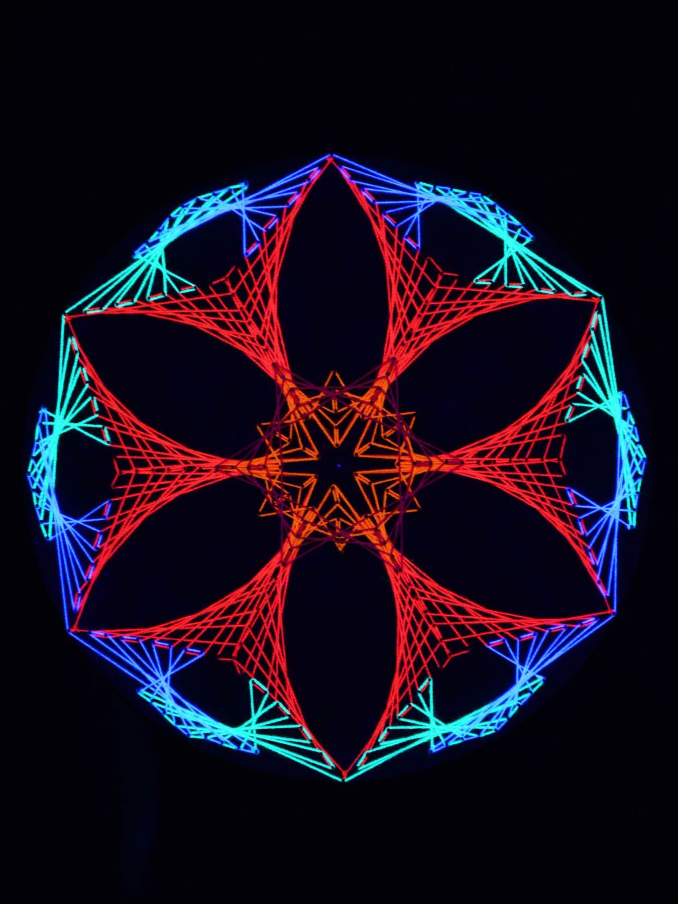 PSYWORK Dekoobjekt Schwarzlicht UV-aktiv, "Fluo Fadendeko Schwarzlicht 40cm, 2D leuchtet unter Flower", StringArt Kreis
