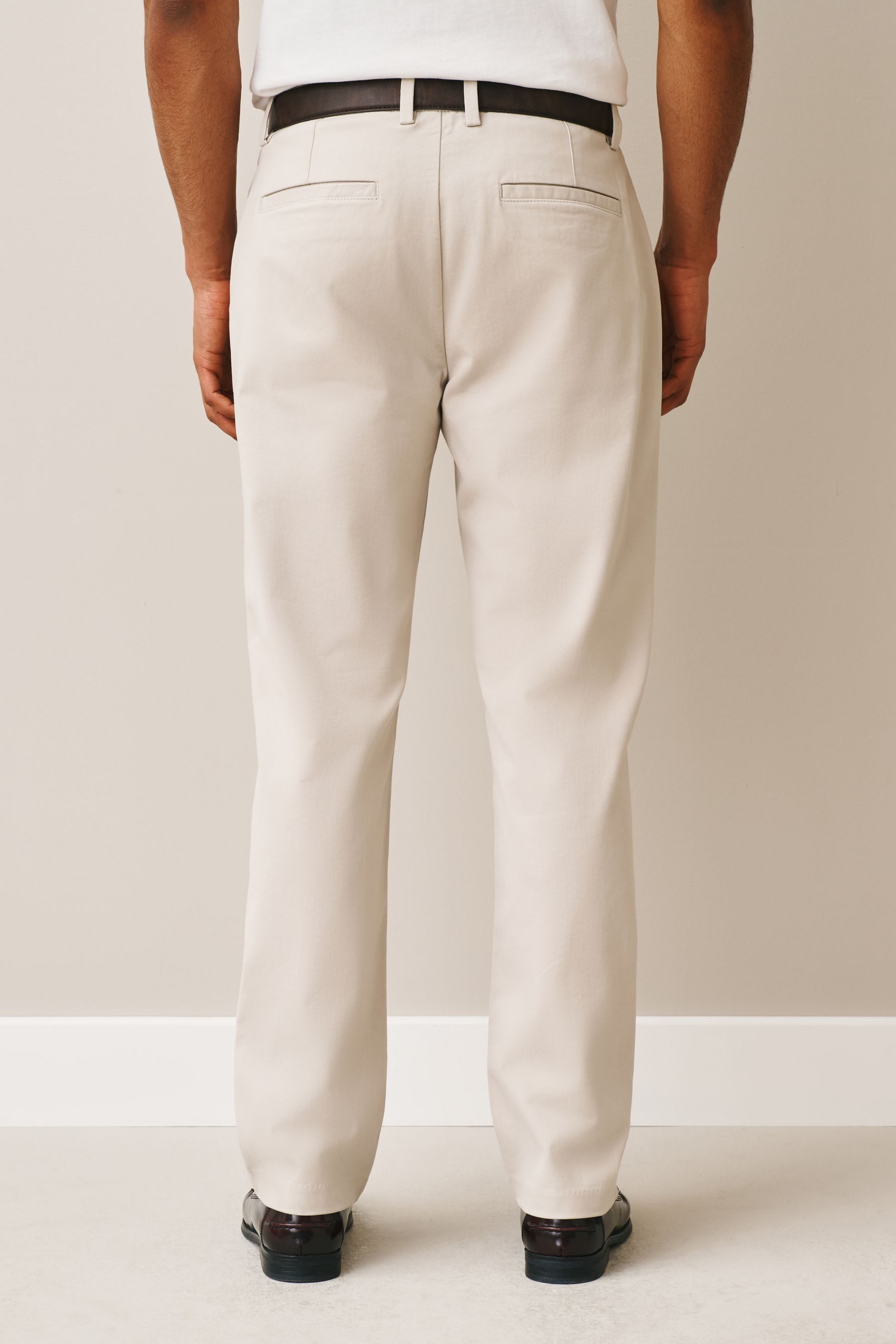 Next Chinohose Weiche Straight Fit Hose mit Stretch und Gürtel (2-tlg)