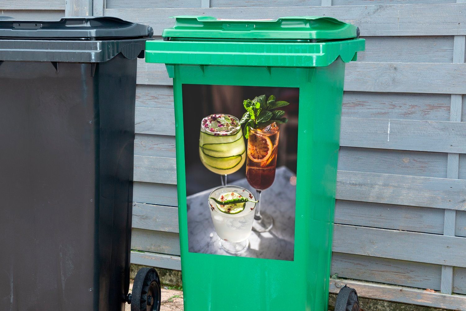 MuchoWow Wandsticker Cocktails mit teuren Sticker, Container, auf Getränken einem Mülleimer-aufkleber, (1 St), Abfalbehälter Mülltonne, Marmortisch