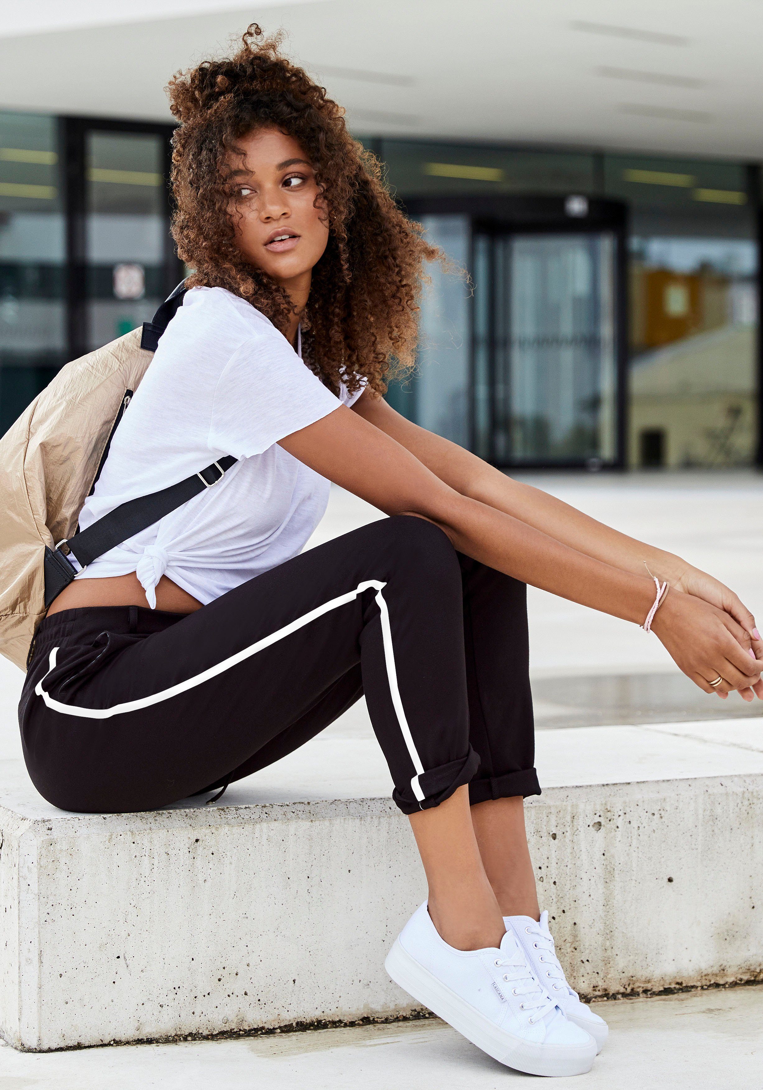 LASCANA Jogger Pants mit Loungeanzug Seitenstreifen, schwarz sportlichen