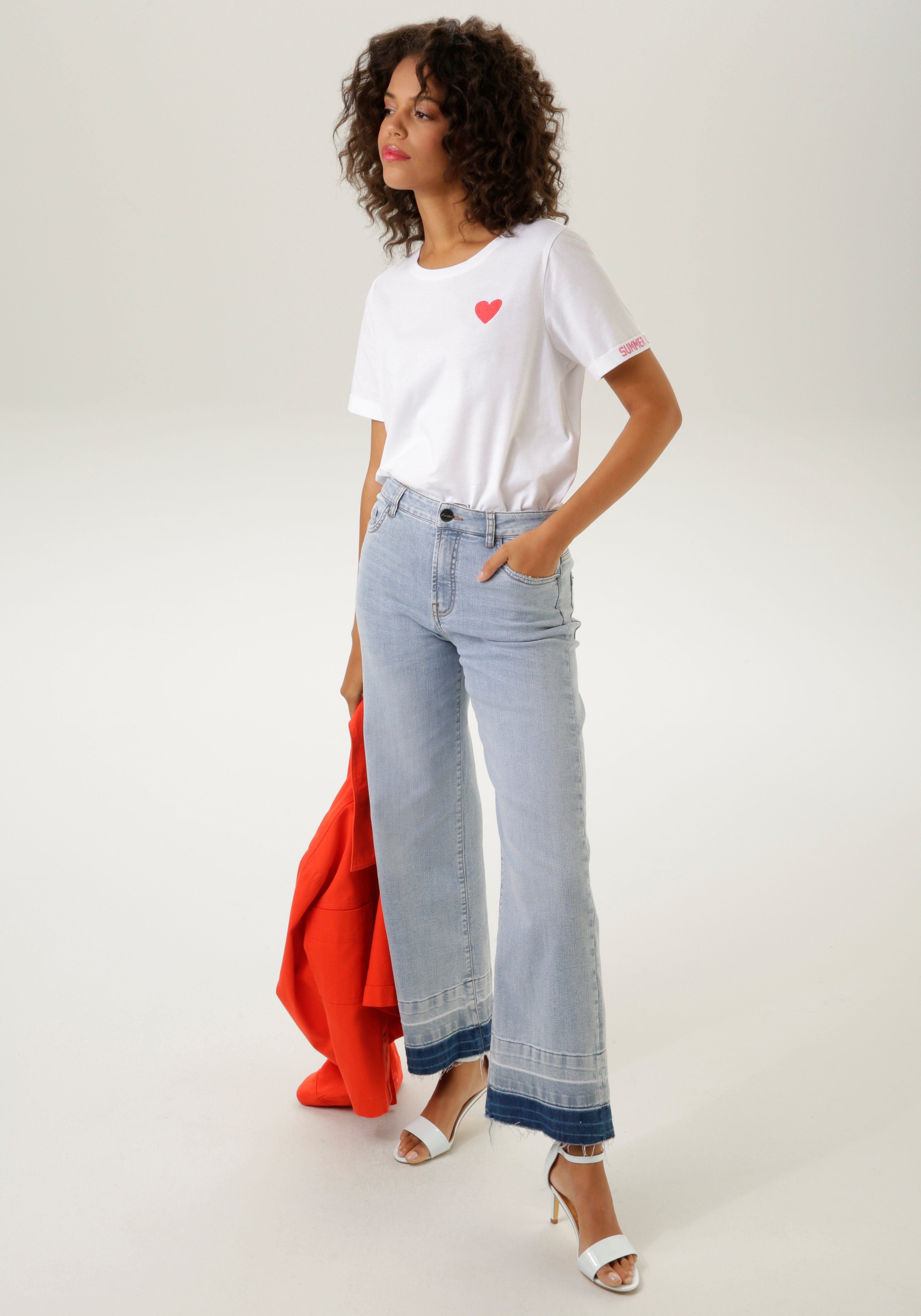Aniston mit Waschung Straight-Jeans Saum trendiger bleached used CASUAL am leicht ausgefranstem