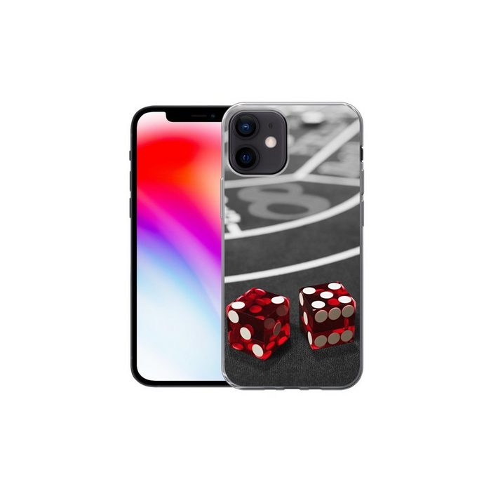 MuchoWow Handyhülle Ein Schwarz-Weiß-Foto von einem Pokertisch mit roten Würfeln Handyhülle Apple iPhone 12 Smartphone-Bumper Print Handy ZV11107