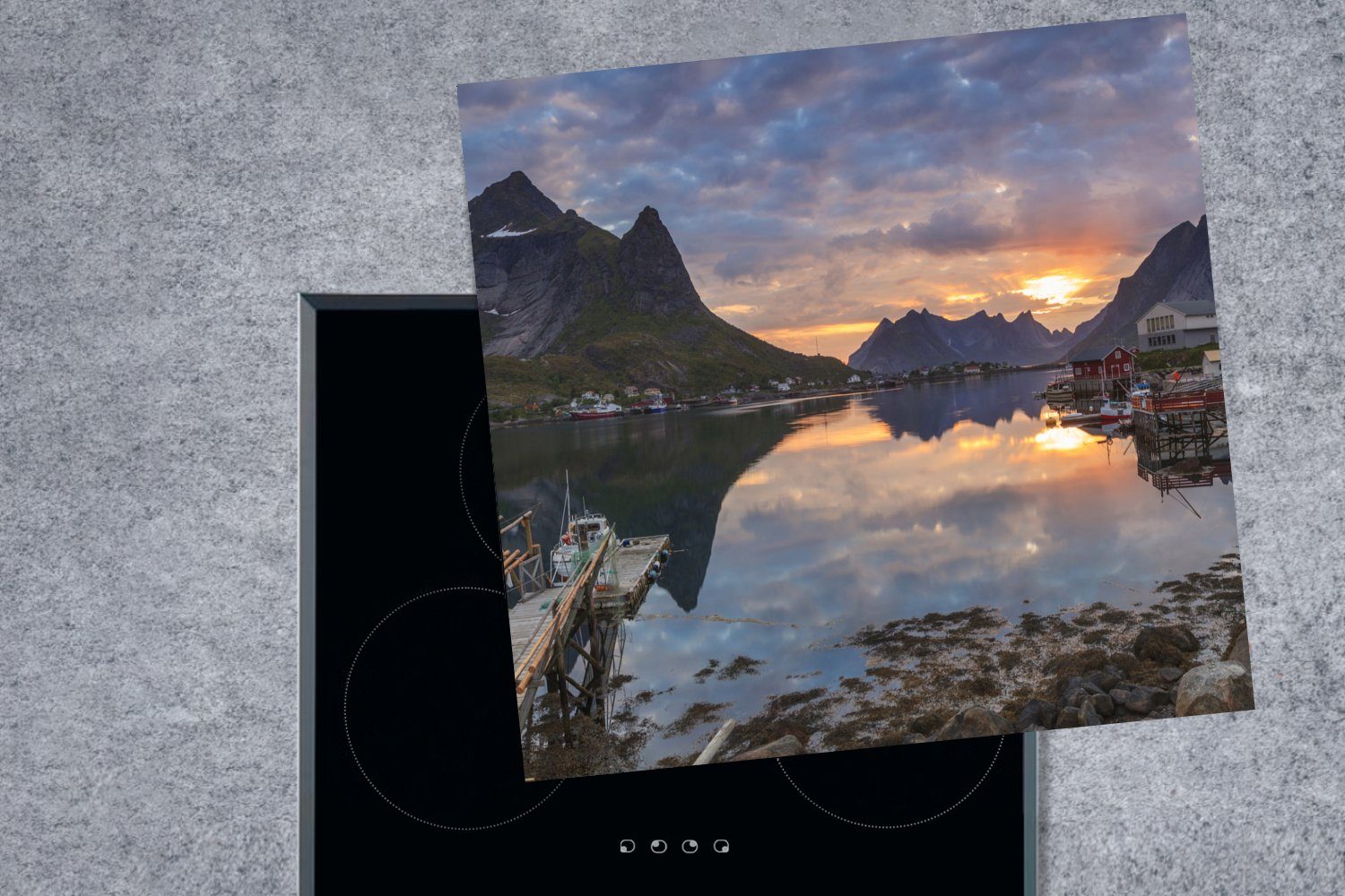 für an Ceranfeldabdeckung, einem tlg), Arbeitsplatte Sonnenuntergang Herdblende-/Abdeckplatte cm, (1 Lofoten, küche auf Vinyl, MuchoWow 78x78 See den