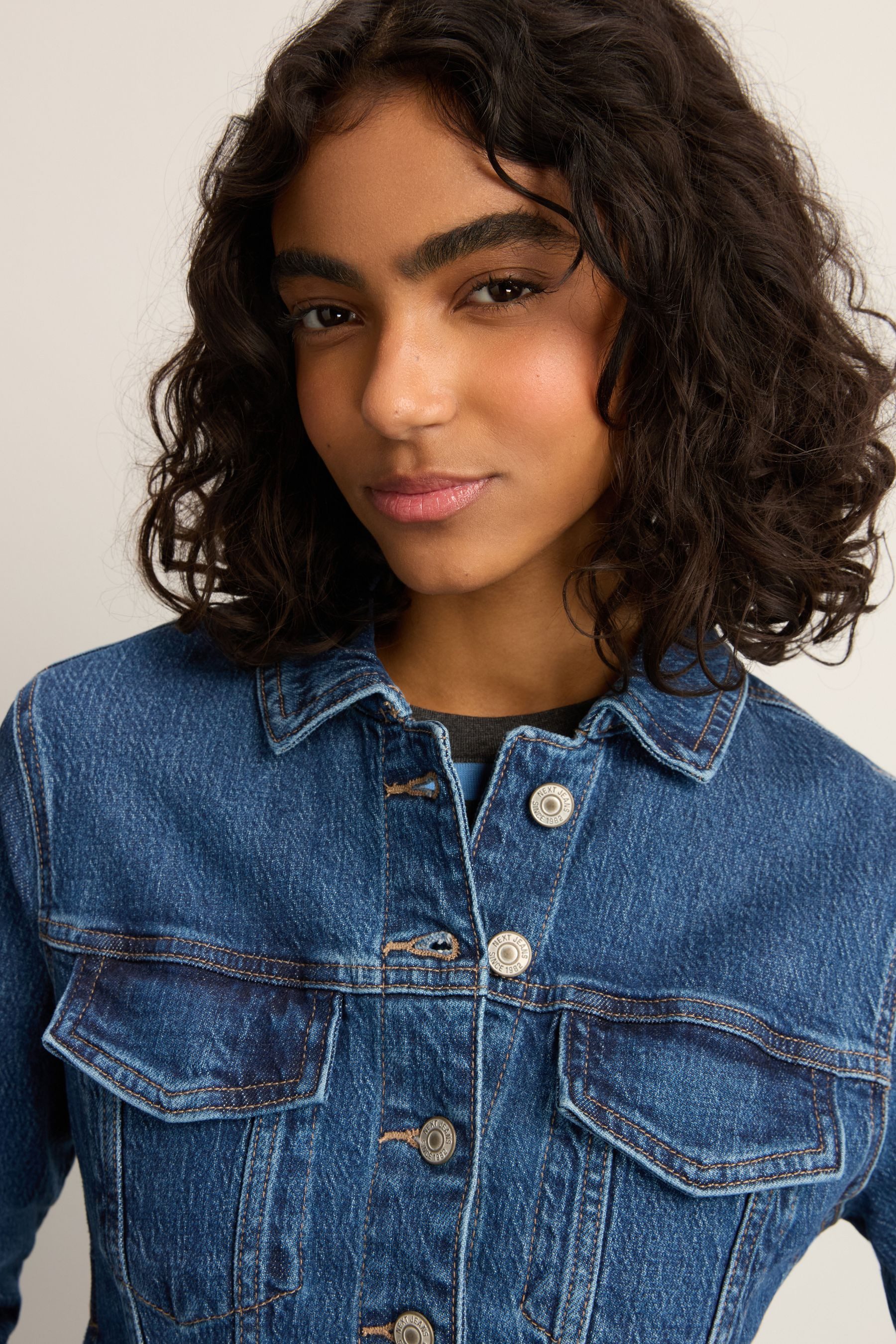Next Jeansjacke Figurbetonte Jeansjacke – Petite (1-St)