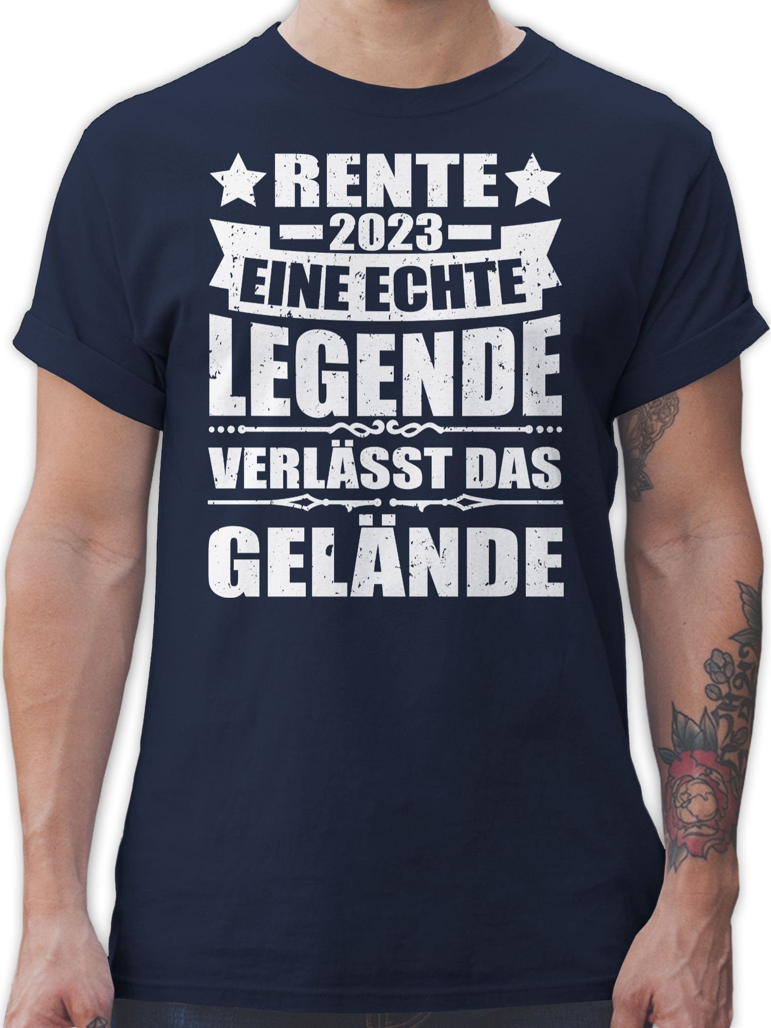 Shirtracer T-Shirt Rente 2023 eine Geschenk 02 das Rentner Blau Navy Legende Gelände echte verlässt