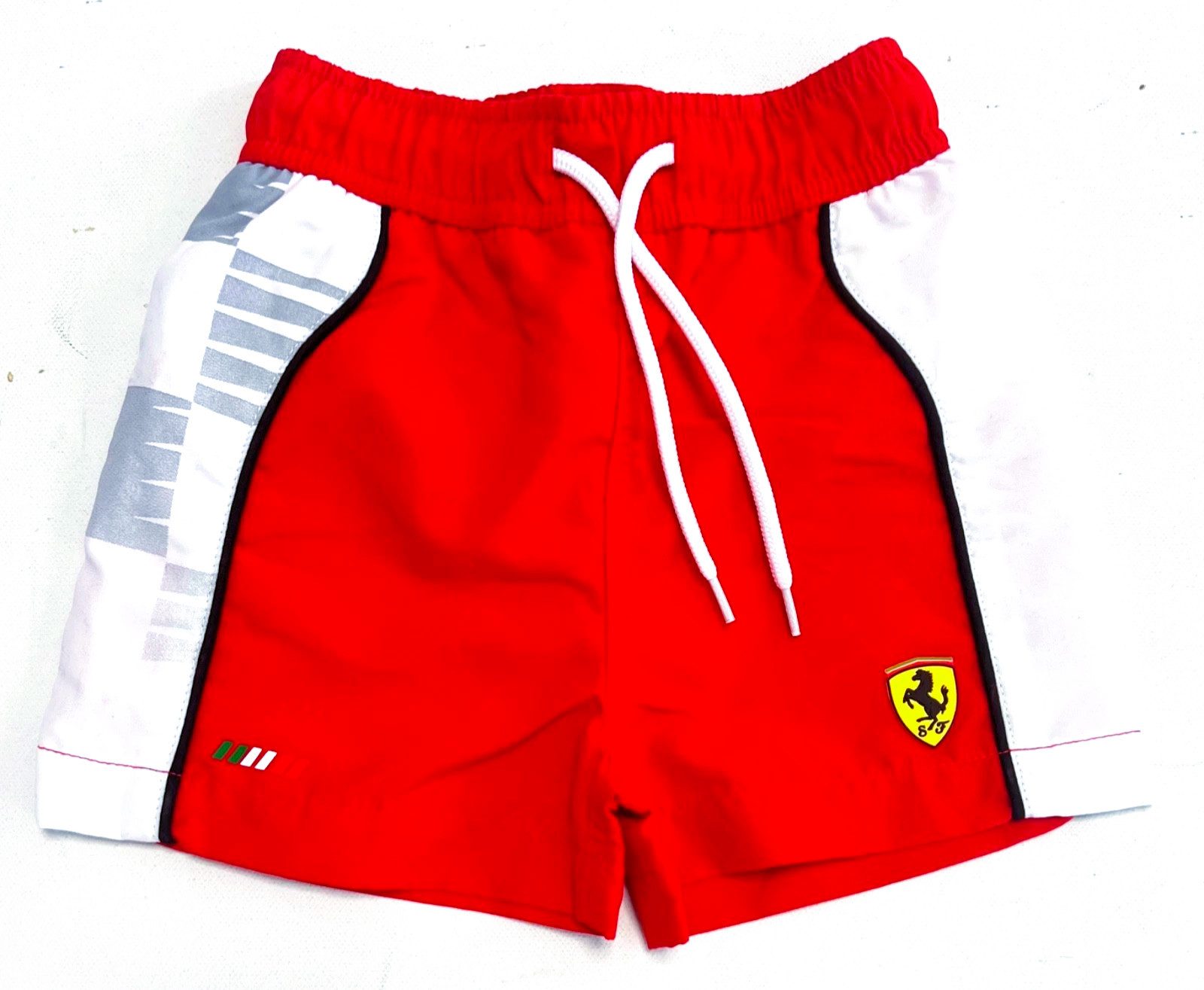Ferrari Badeshorts Ferrari Kinder Swimshort, Kids SF Flag Short Beach Swimsuit für Schwimmen, mit Ferrari Markenlabel