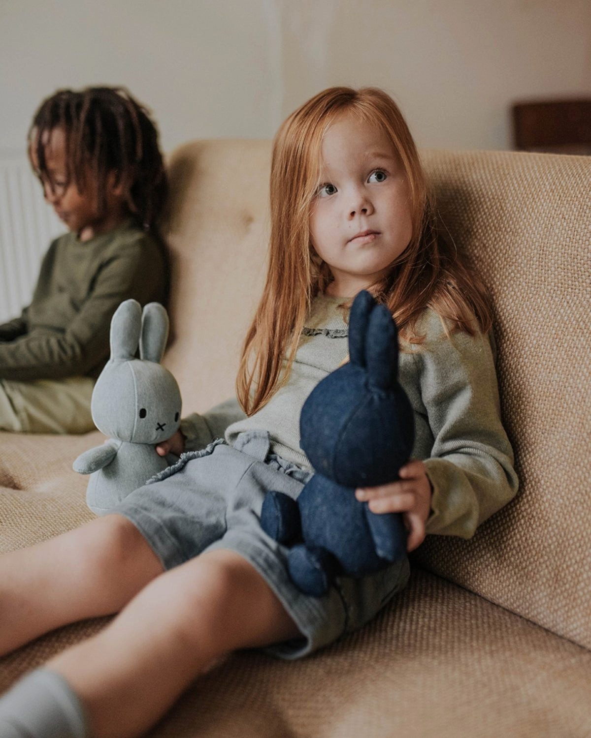 Bon Ton Toys Kuscheltier Miffy sitzend RAW Denim blau Jeans dunkelblau 23 cm