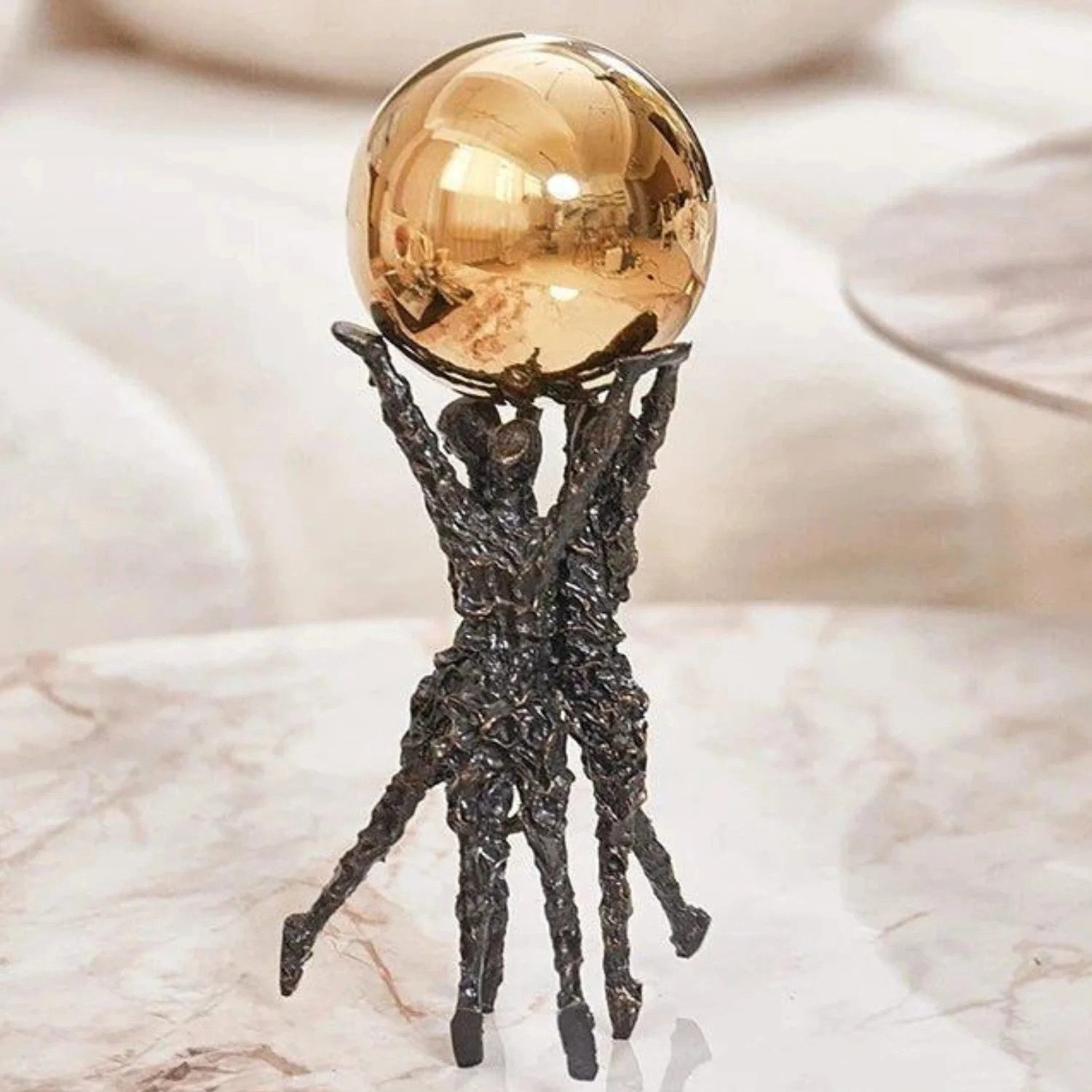 Quality Elegance Skulptur Luxuriöse Goldkugel Skulptur – Metall Tischdekoration