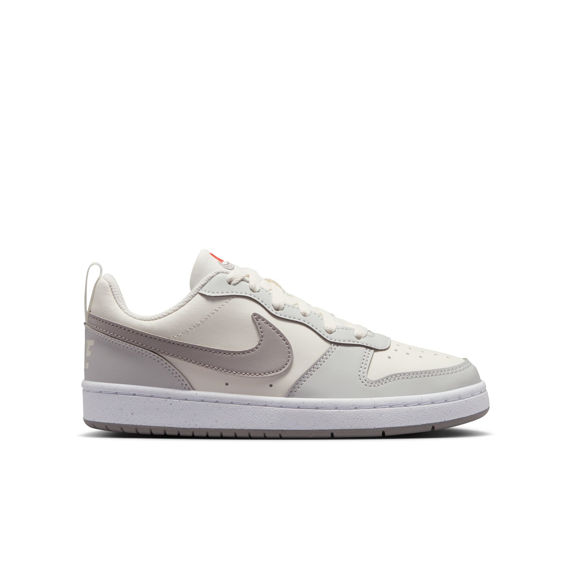 Nike Sportswear Court Borough Low Recraft (GS) Sneaker Design auf den Spuren des Air Force 1