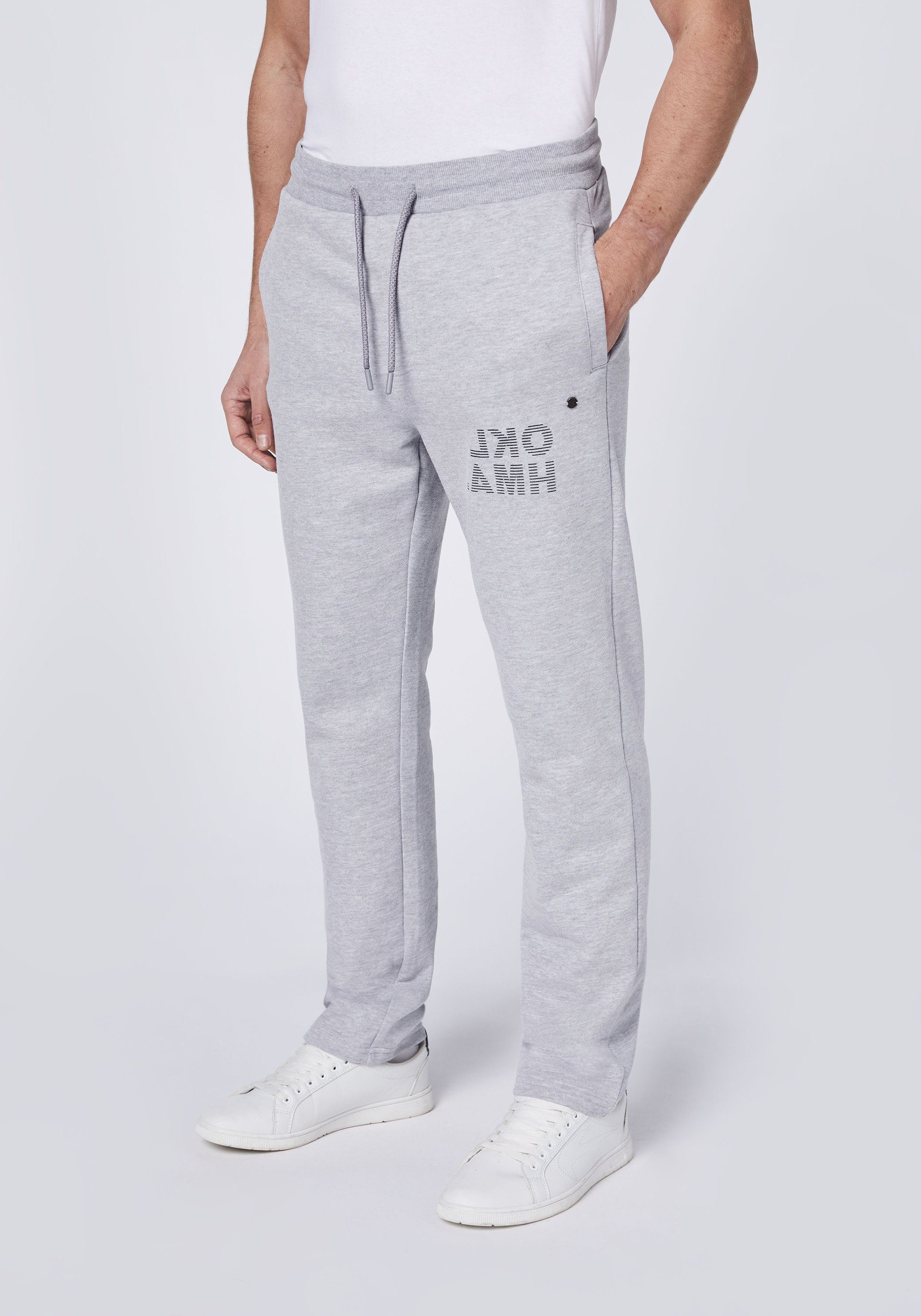 kleinem Gray Neutral mit Jeans Oklahoma Melange Sweathose 17-4402M Logodruck