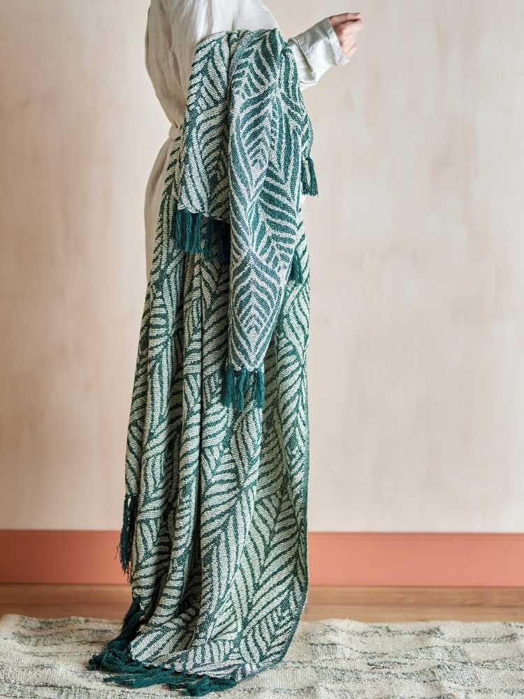 Wohndecke Bloomingville Decke UGENTO Grün mit Grafischem Blatt Muster 160x130 cm, Bloomingville