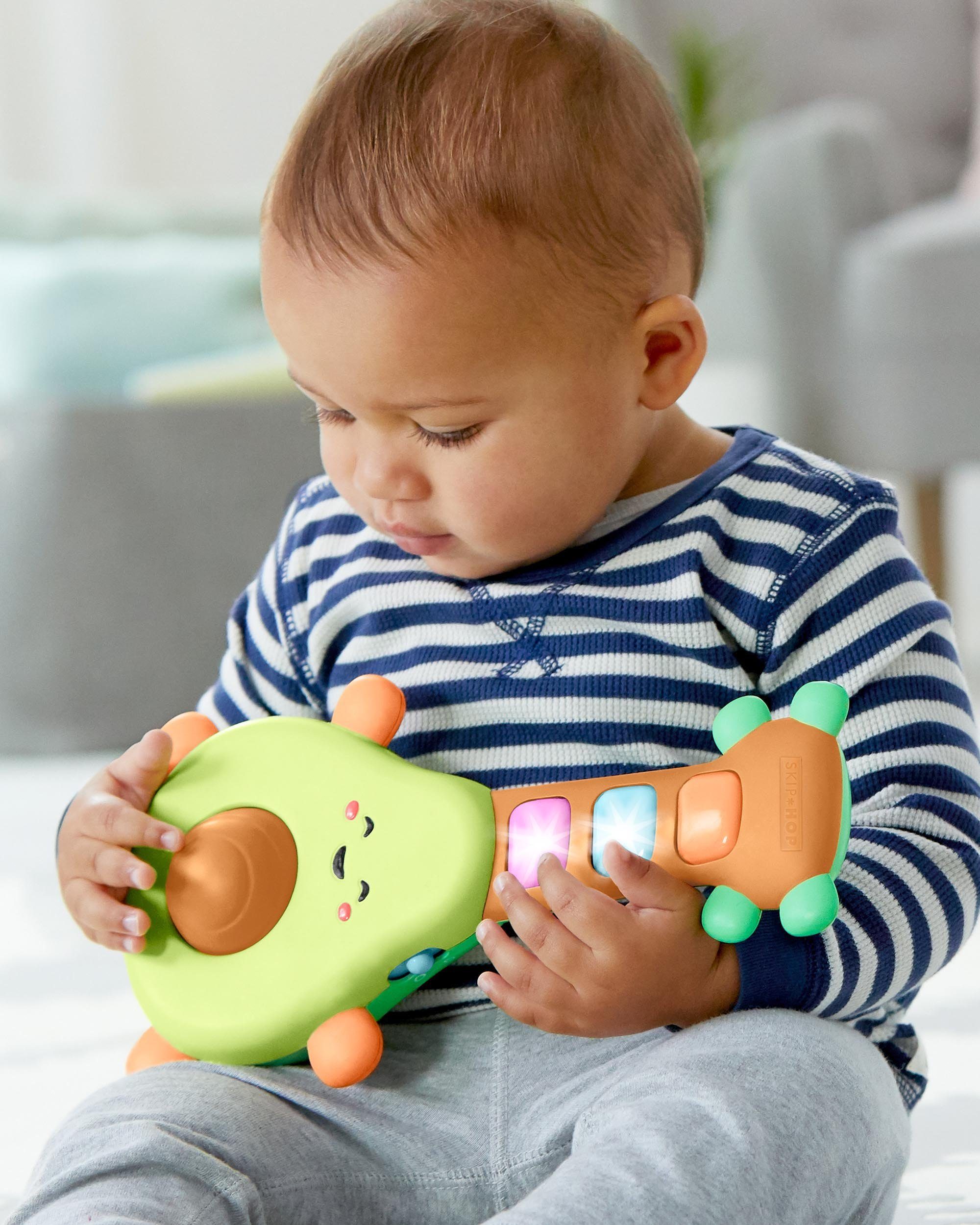 Skip Hop Spielzeug-Musikinstrument Rock-A-Mole Avocado Gitarre günstig online kaufen