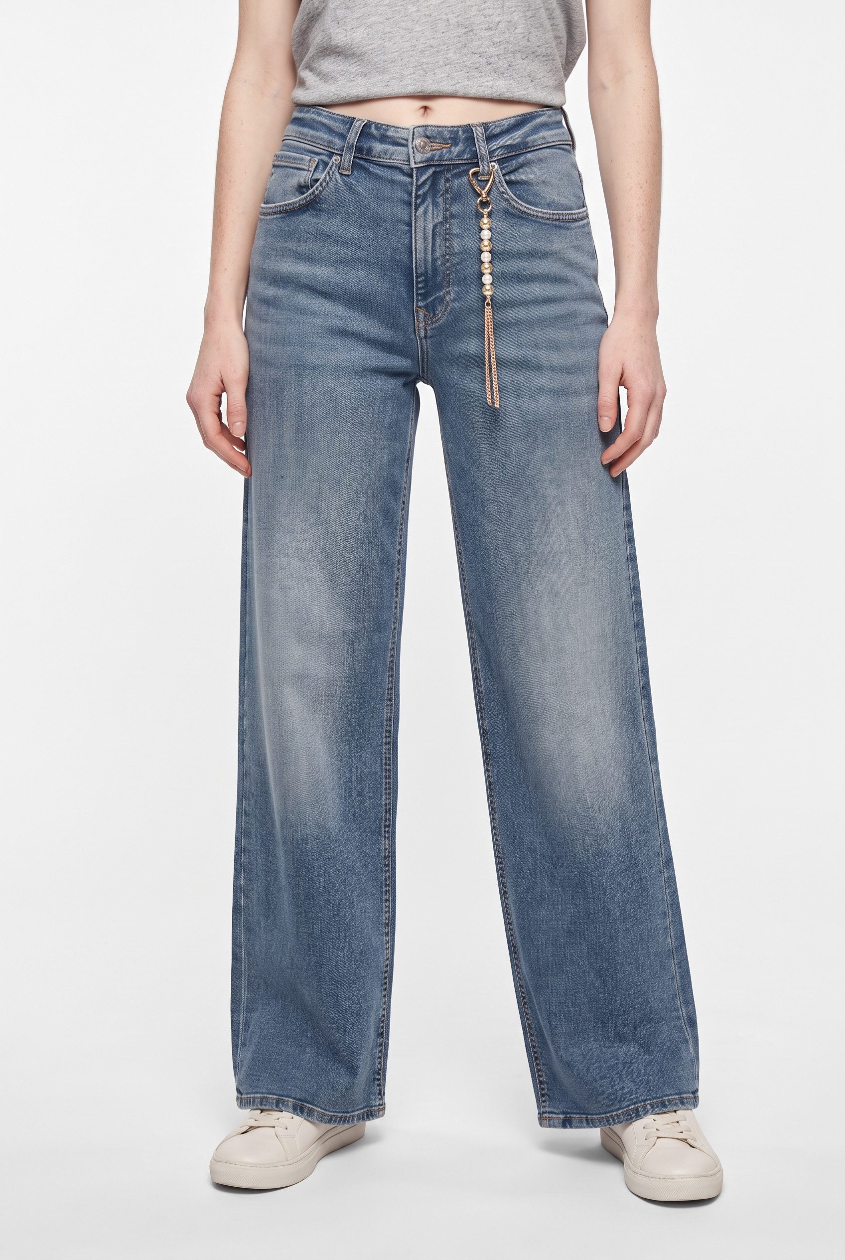 ONLY High-waist-Jeans ONLMADISON BLUSH CHARM HW WIDE LEG DNM Baumwollmischung, high waist, mit Charm Anhänger