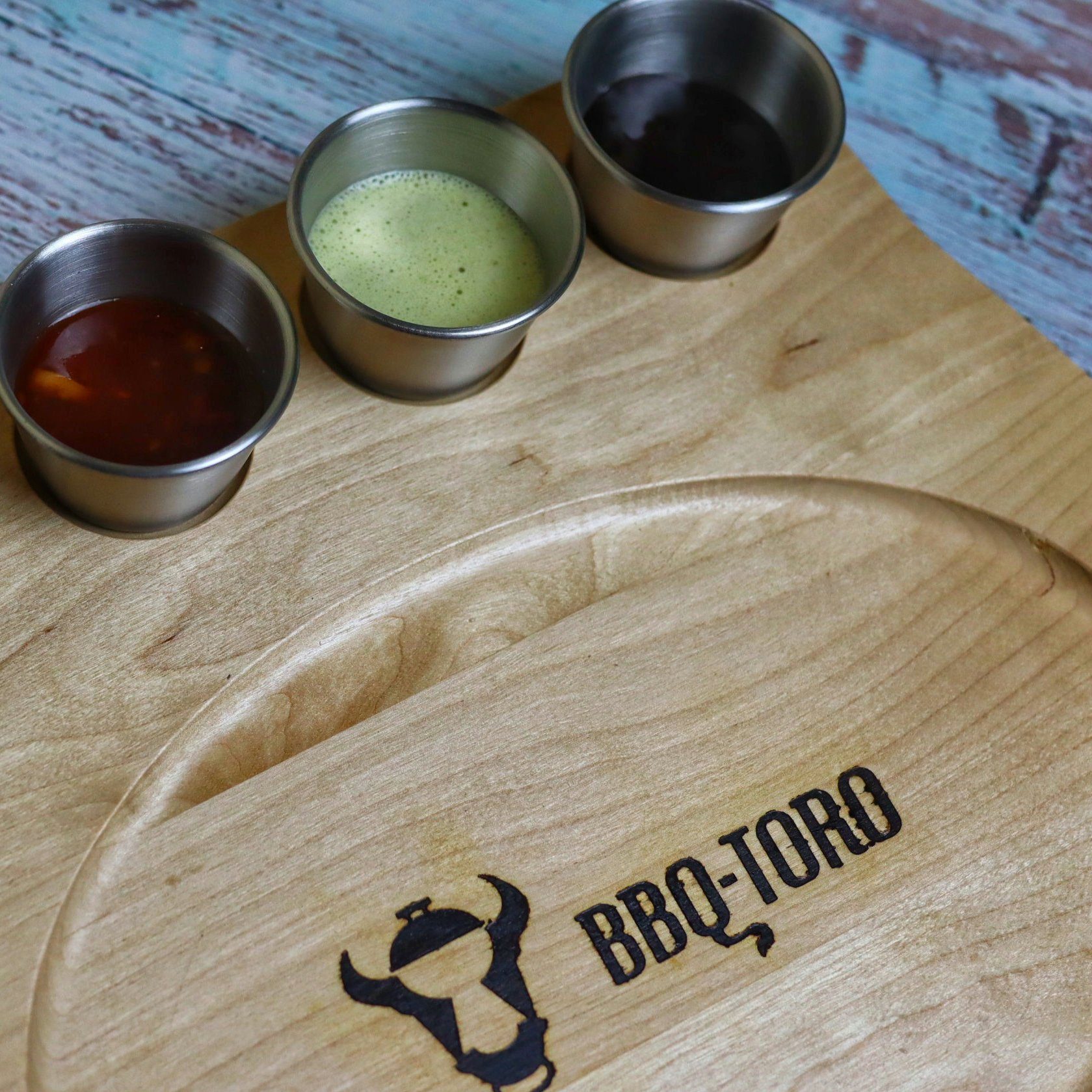 BBQ-Toro Servierpfanne Gusseisen Servierpfännchen mit Edelstahl Dippschalen und Holzunterlage, Gusseisen (Servierpfännchen-Set, 1-tlg), Thermoresistent