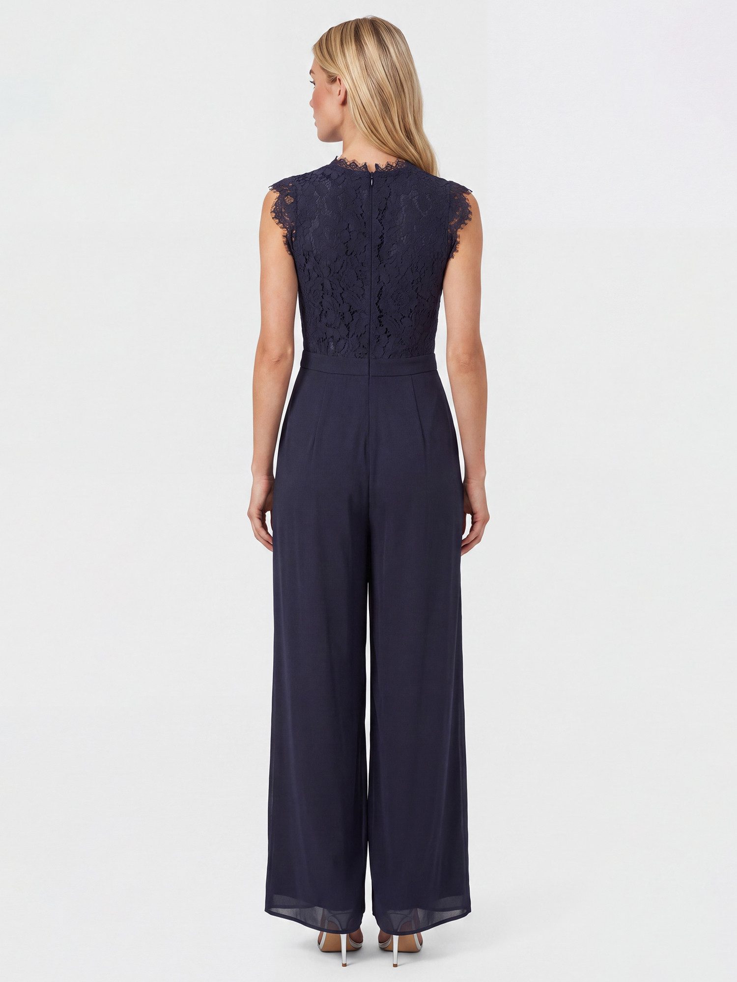 Apart Jumpsuit mit Spitzentop und weitem Bein – Bild 4 von 5