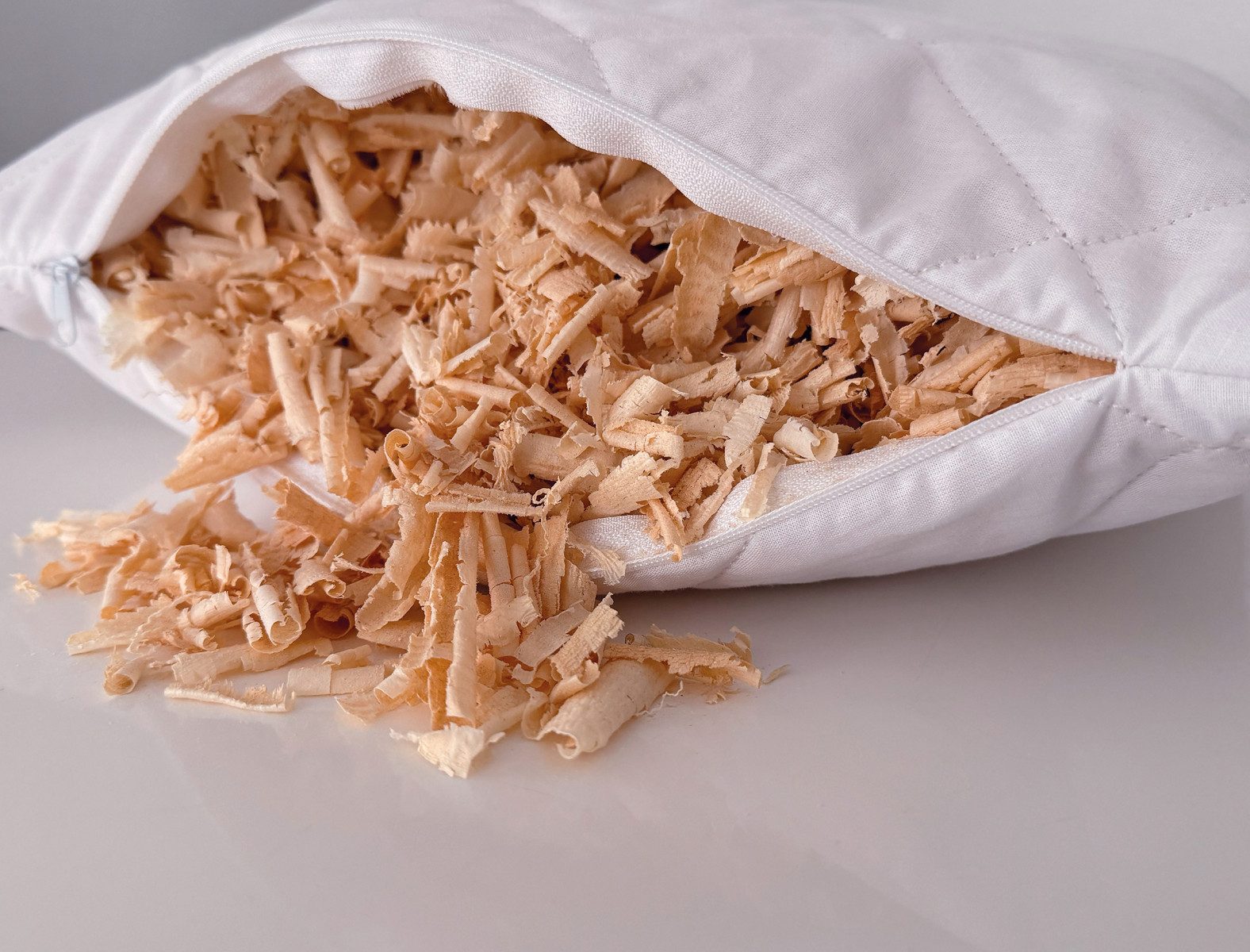 Heubergshop Zirbenkissen, 40x140cm Seitenschläferkissen Zirbenflocken (Zirbe-Gesteppt-40x140)