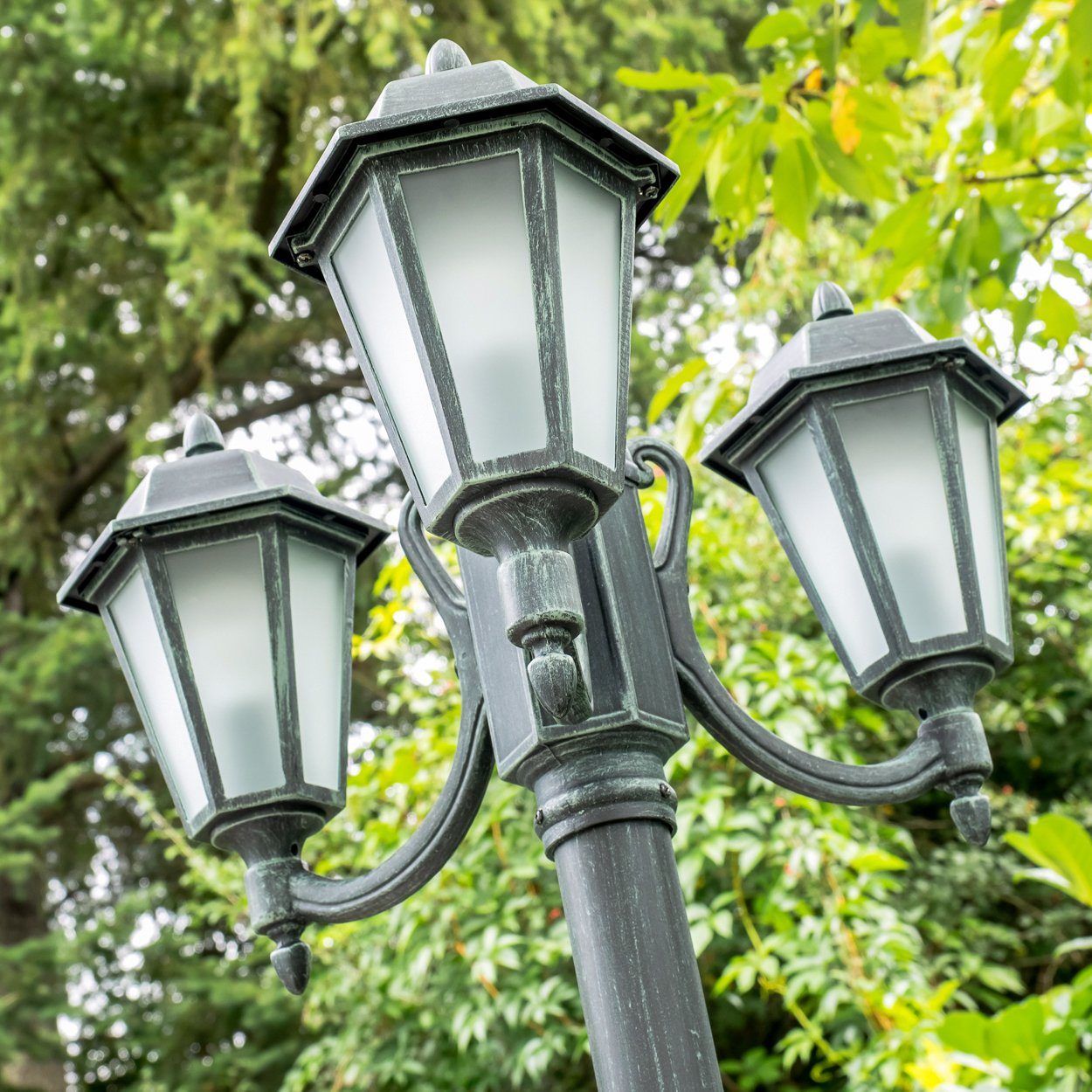 hofstein Außen-Stehlampe »Nurri« Außenleuchte Kandelaber in antikem Look, ohne Leuchtmittel, Aluguss in Schwarz/Grün mit Milchglas-Scheiben, 3-armig, E27, IP44
