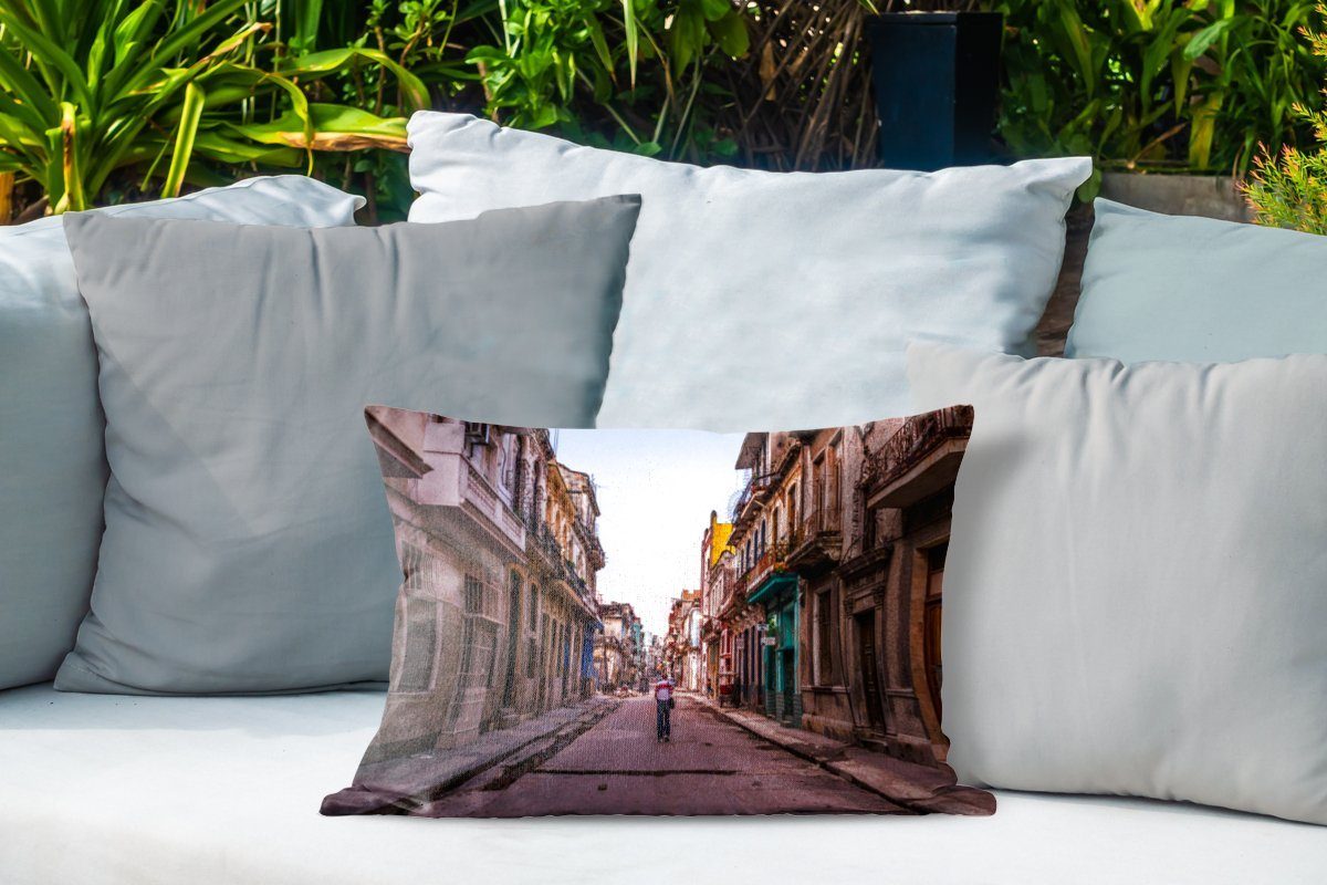 Kuba, Outdoor-Dekorationskissen, im Zentrum Dekokissenbezug, Dekokissen Verfallene Straße Kissenhülle von Havanna, MuchoWow Polyester,