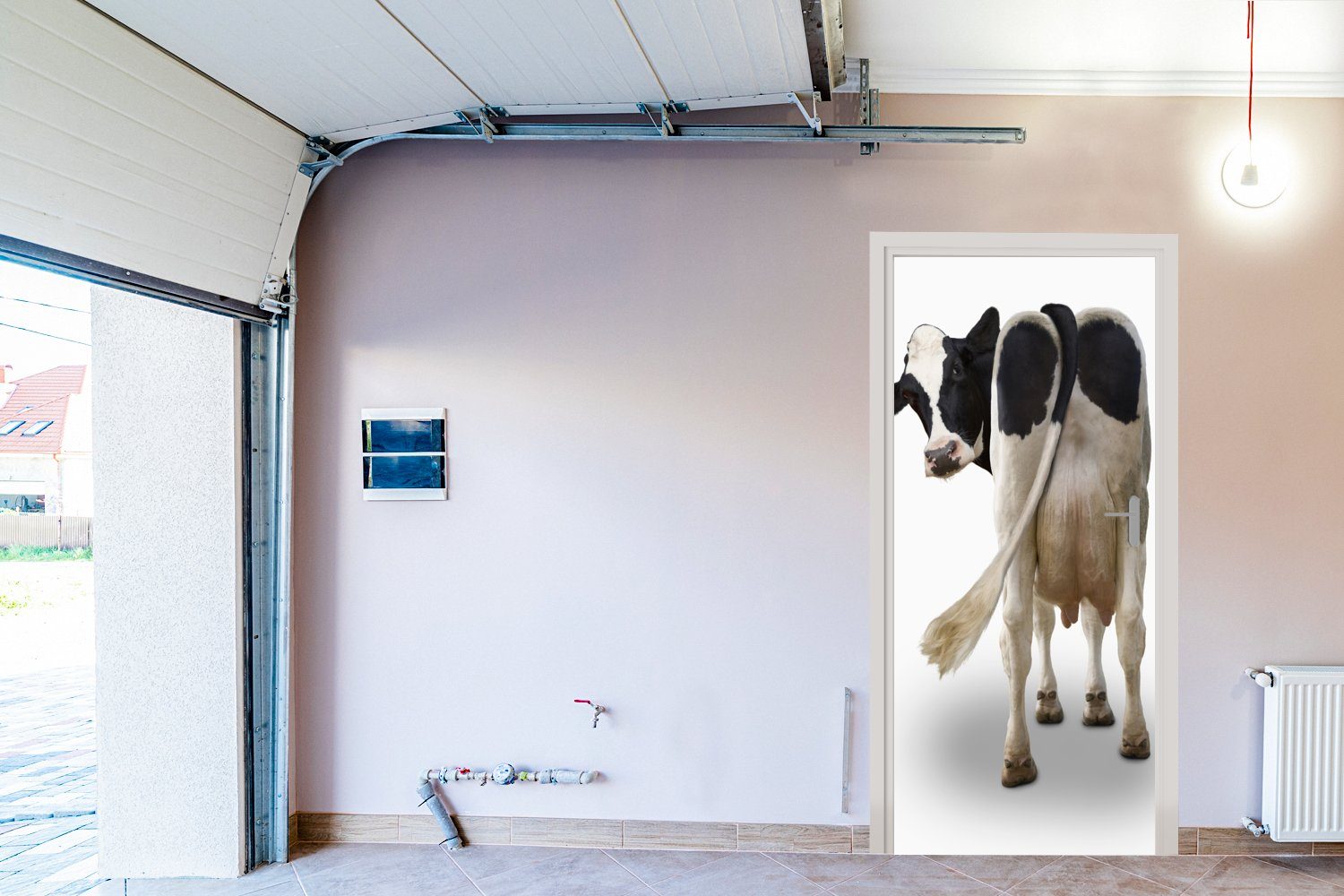 MuchoWow Türtapete Kuh schaut von Hintergrund, Fototapete Kamera für die bedruckt, Matt, Türaufkleber, cm hinten Tür, St), (1 weißem 75x205 auf in