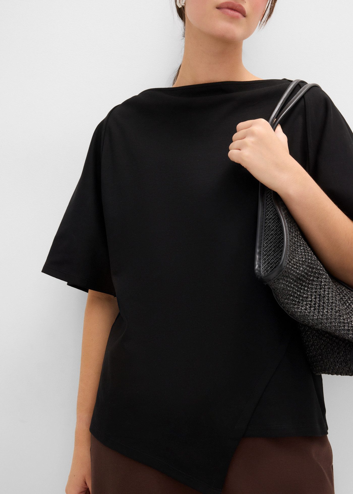 bonprix T-Shirt mit Wasserfallausschnitt, asymmetrischer Saum, Kurzarm-Design – Bild 2 von 5