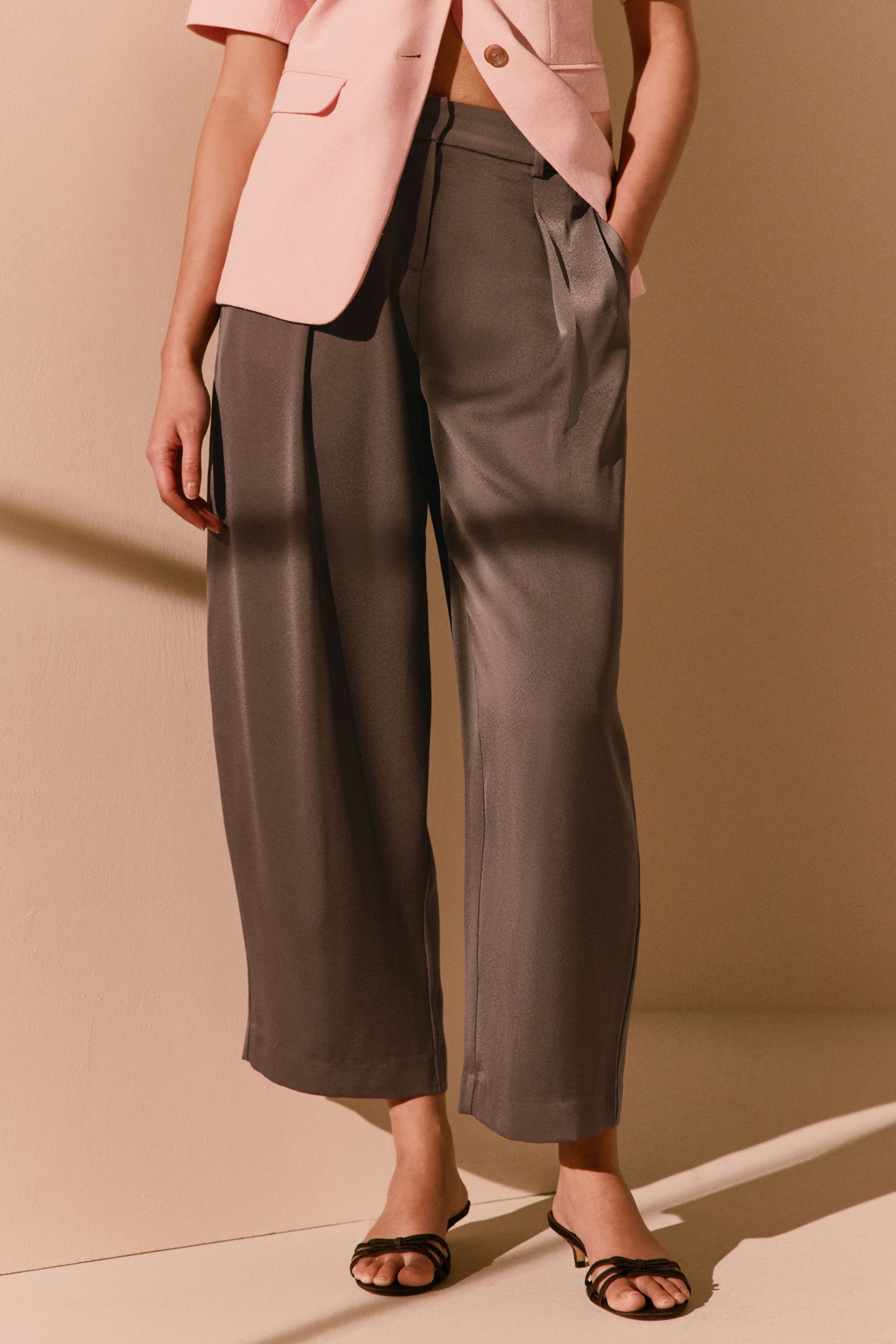 Next Stoffhose Figurbetonte Satinhosen im Barrel Fit (1-tlg)